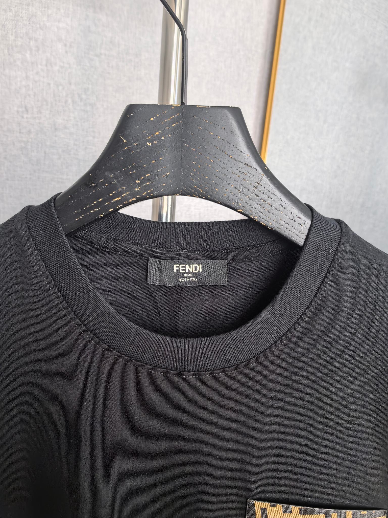 Fendi Fendi芬迪 25ss 小怪兽眼睛FF皮牌口袋短袖