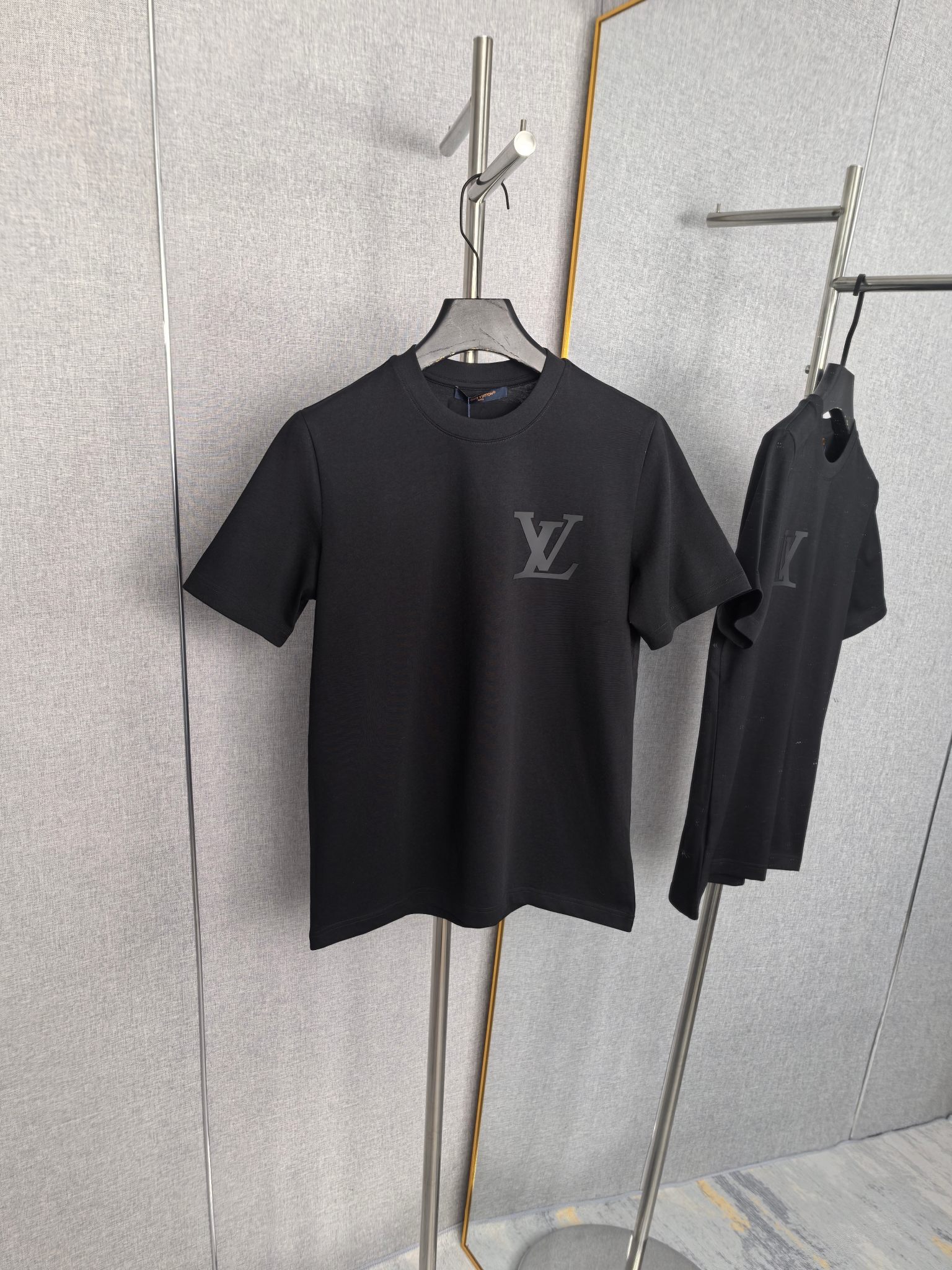 Camiseta de manga corta con logo P90 LV Louis Vuitton 2026SS Logo de alta calidad. El tejido está confeccionado en algo…
