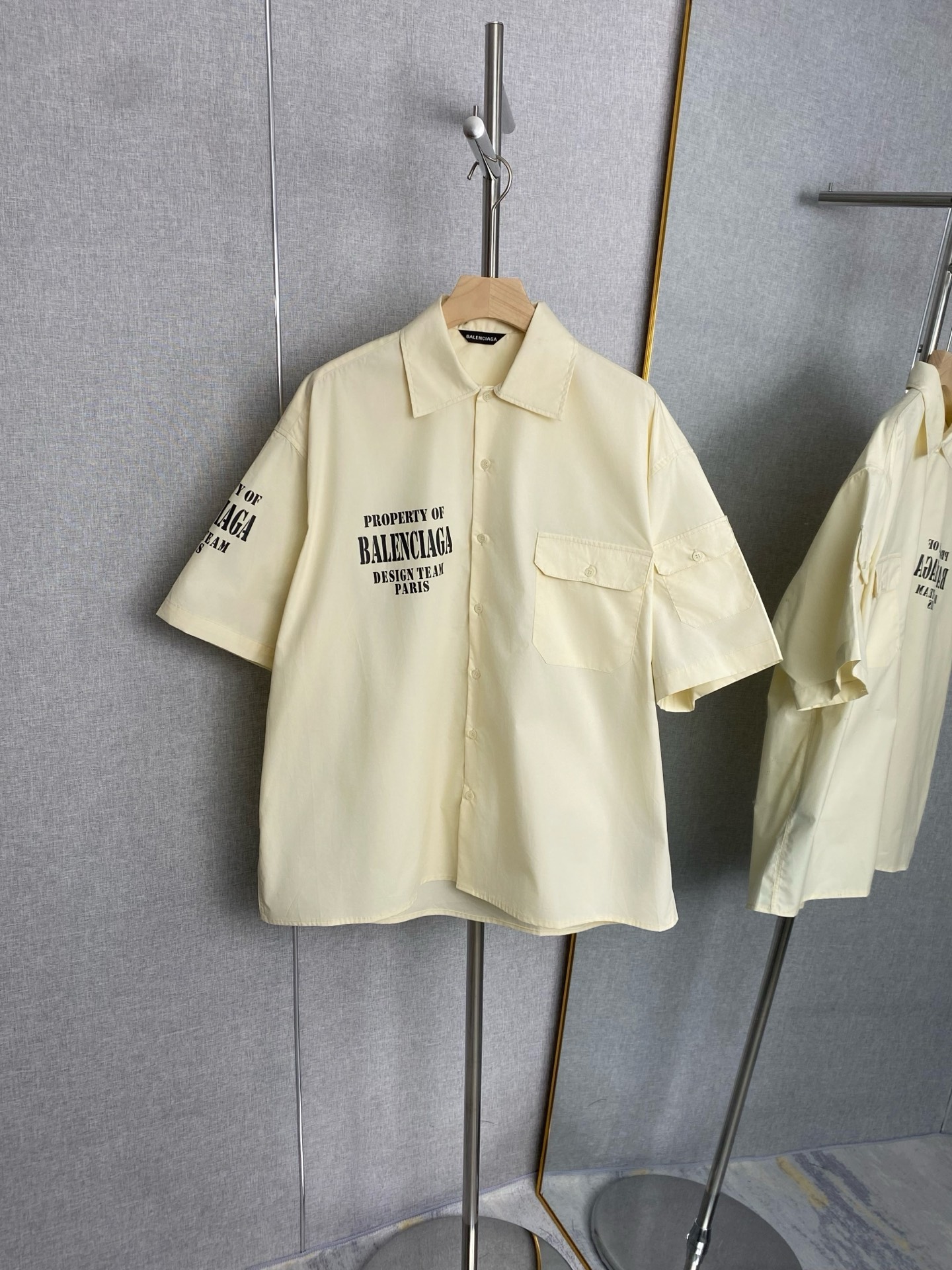 P115 Balenciaga🔥Nueva camisa de manga corta de trabajo con logo estampado. Tallas: S M L