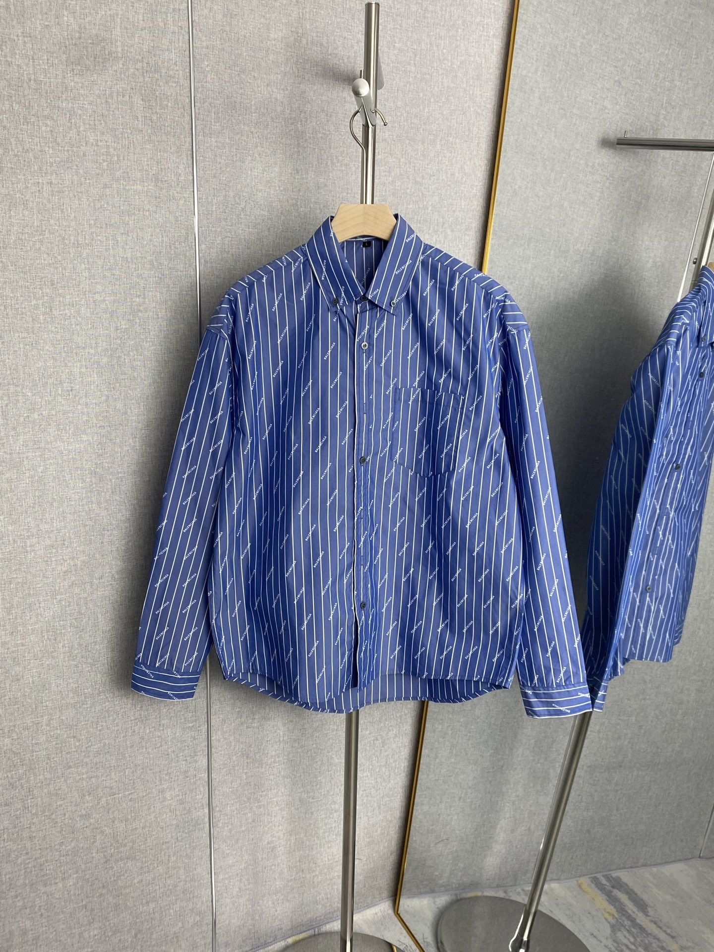 P135 Balenciaga🔥Camisa de manga larga con estampado de letras y rayas de logo completo, corte holgado.