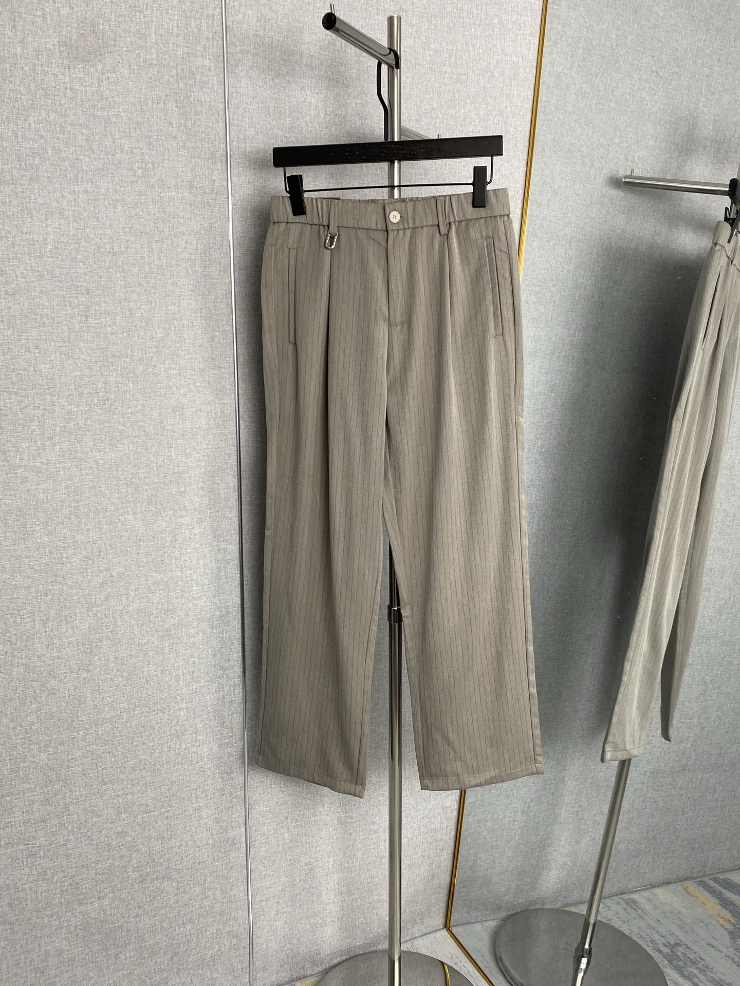 P220 LV Louis Vuitton 2026SS Primavera/Verano Nuevo, pantalones casuales de lino para hombre de pedido original. Un tip…