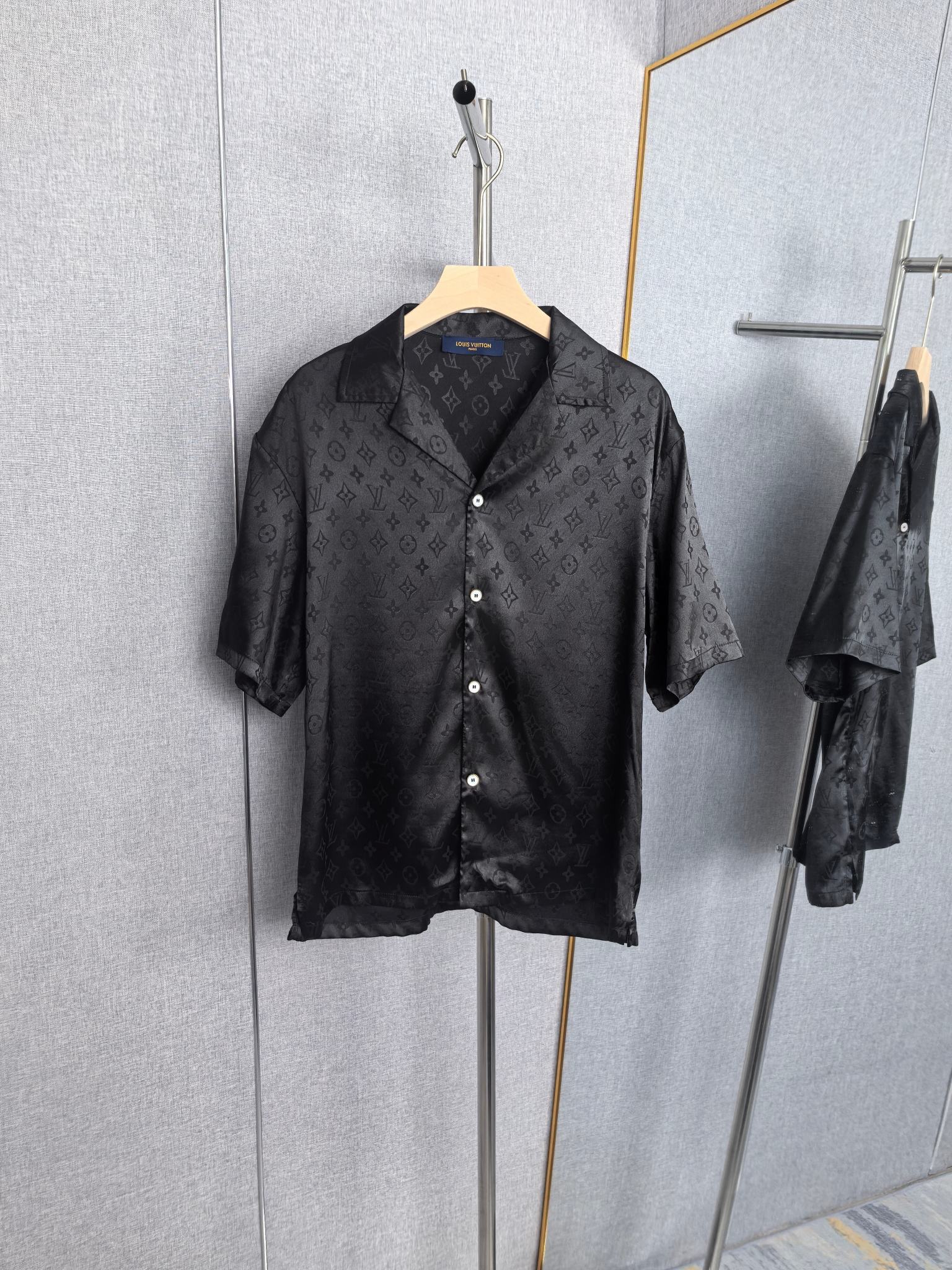 P115 LOUIS VUITTON LV estampado completo jacquard camisa manga corta corte ajustado, unisex! Tallas: S M L