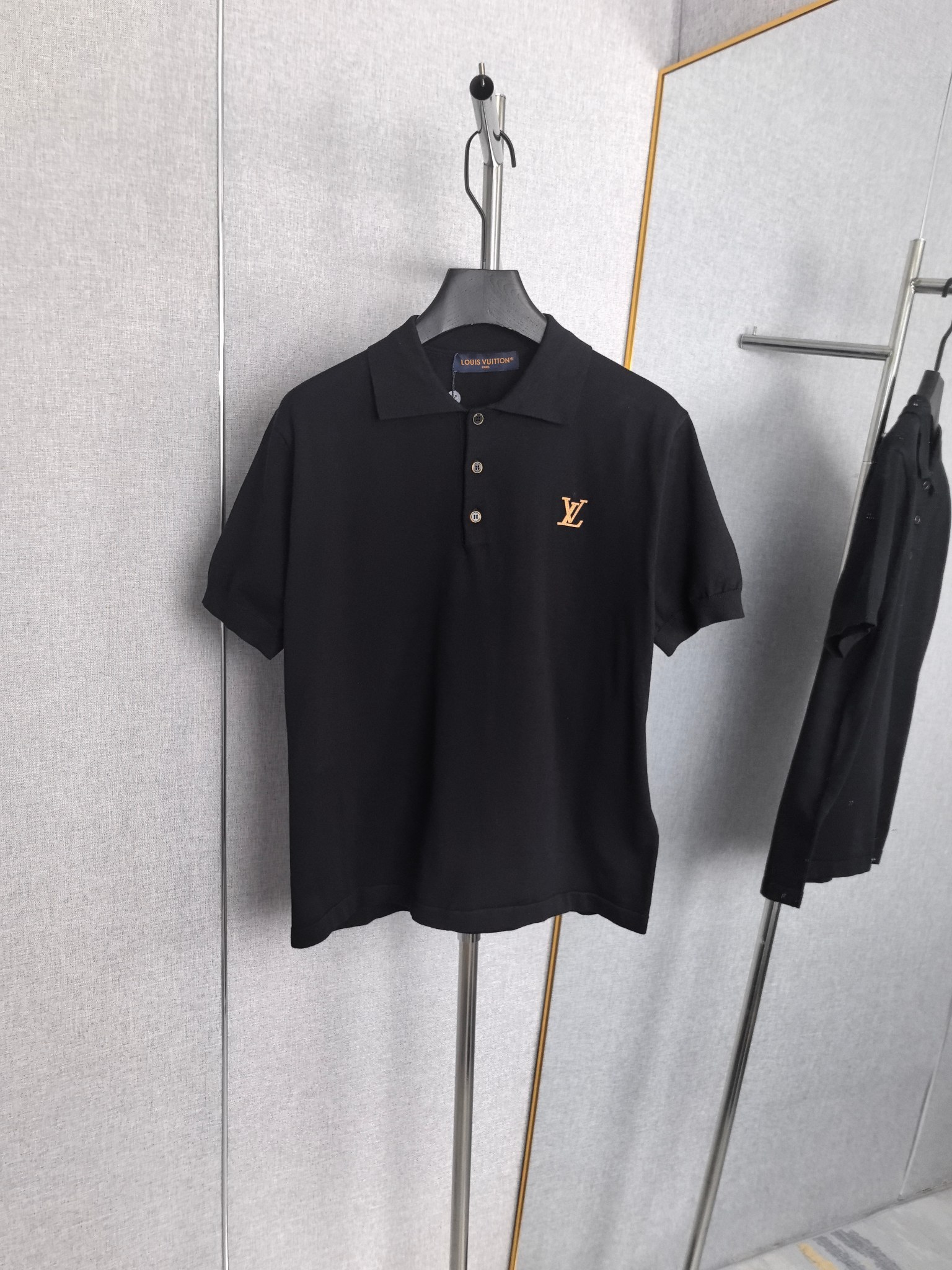 P200 1V Louis 26ss camiseta tipo polo de manga corta de punto con etiqueta de cuero y logo. Tallas: S M L XL