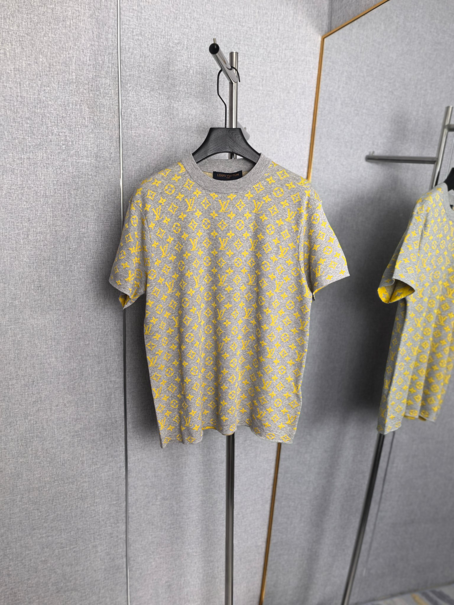 P190 1V Louis 25SS Camiseta de punto de cuello redondo de manga corta con jacquard de letras y patrón clásico, nueva pa…