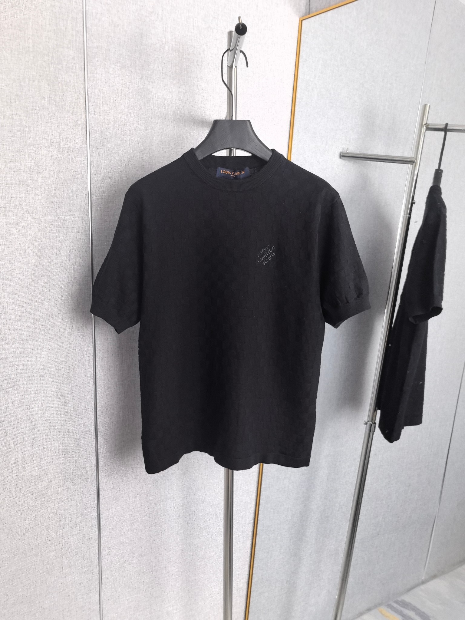 P210 1V Louis 26ss Camiseta de manga corta de punto con patrón de tablero de ajedrez y letras bordadas, nueva para vera…