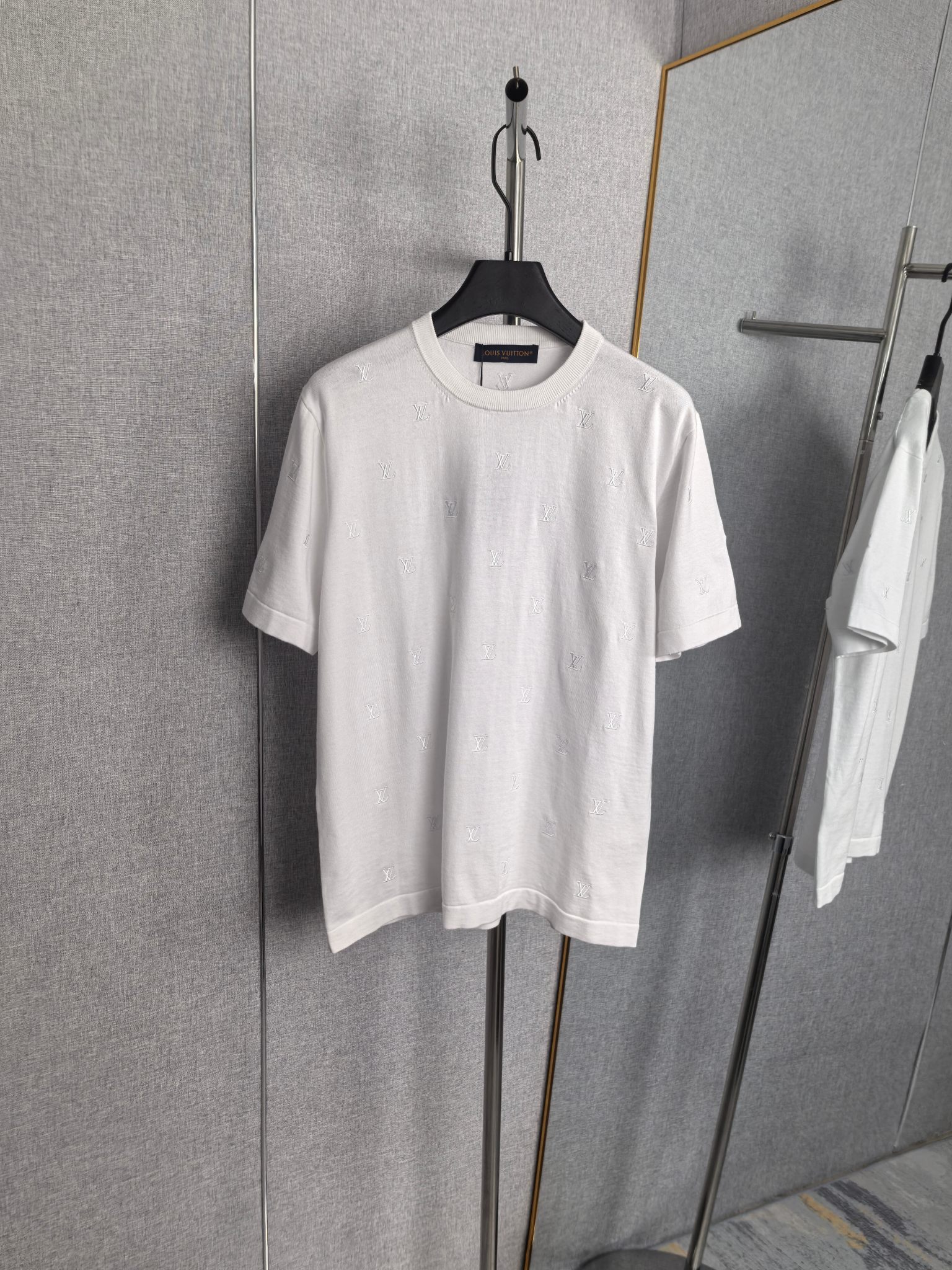 P220 1V Louis 26ss nuevo estilo de verano, camiseta de punto de manga corta con bordado de logo de saturación completa,…