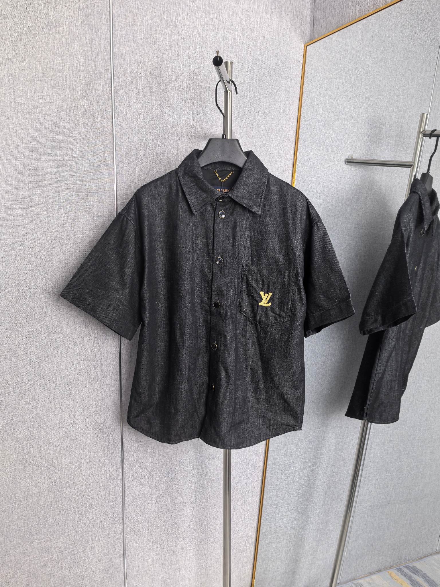 Camisa de manga corta de mezclilla P230 Lv Raffia. Esta camisa de manga corta está hecha de tejido de algodón ligero y …