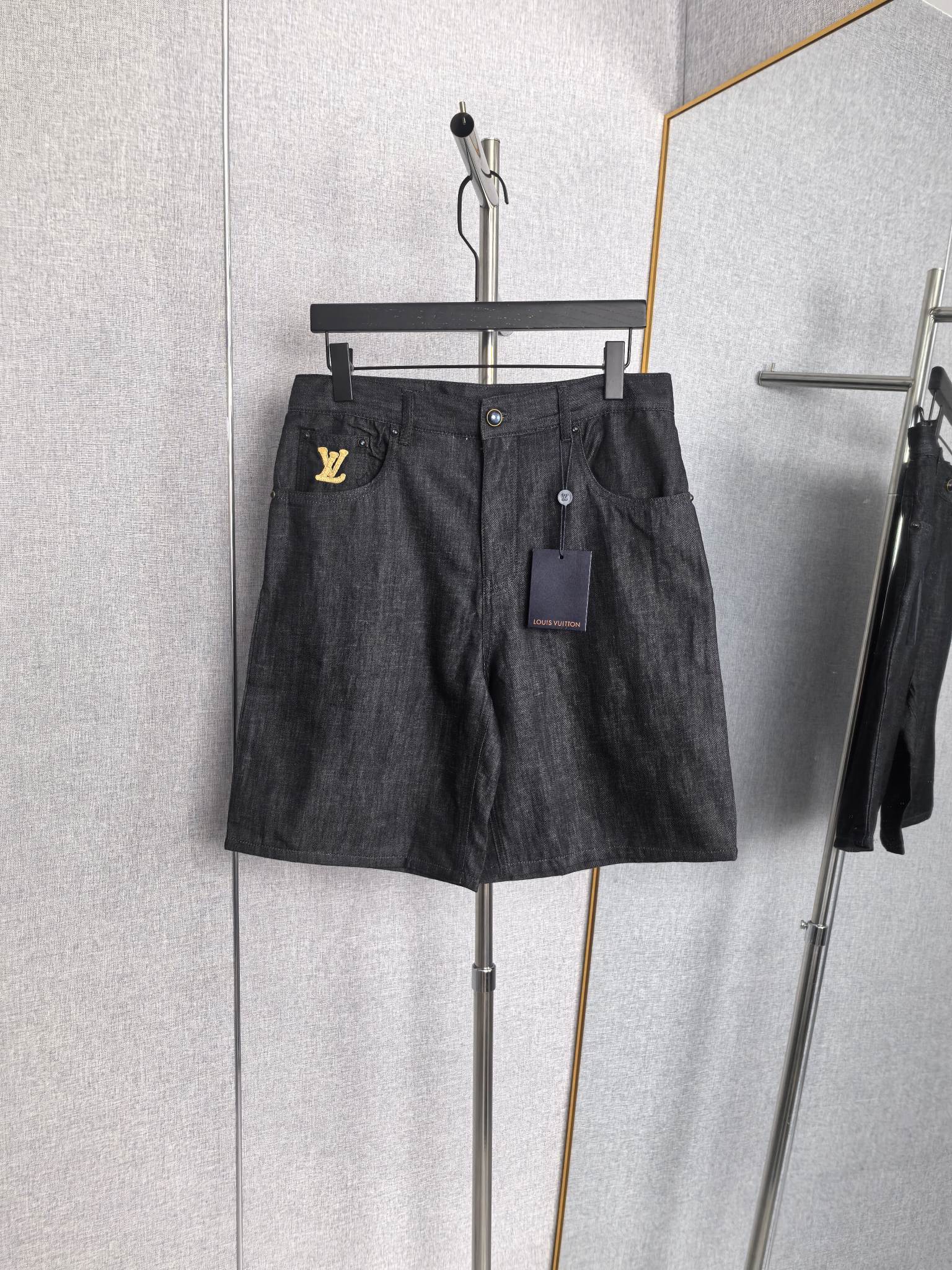 Pantalones cortos de mezclilla P190 Lv Raffia. Estos pantalones cortos están confeccionados en tejido de algodón fresco…