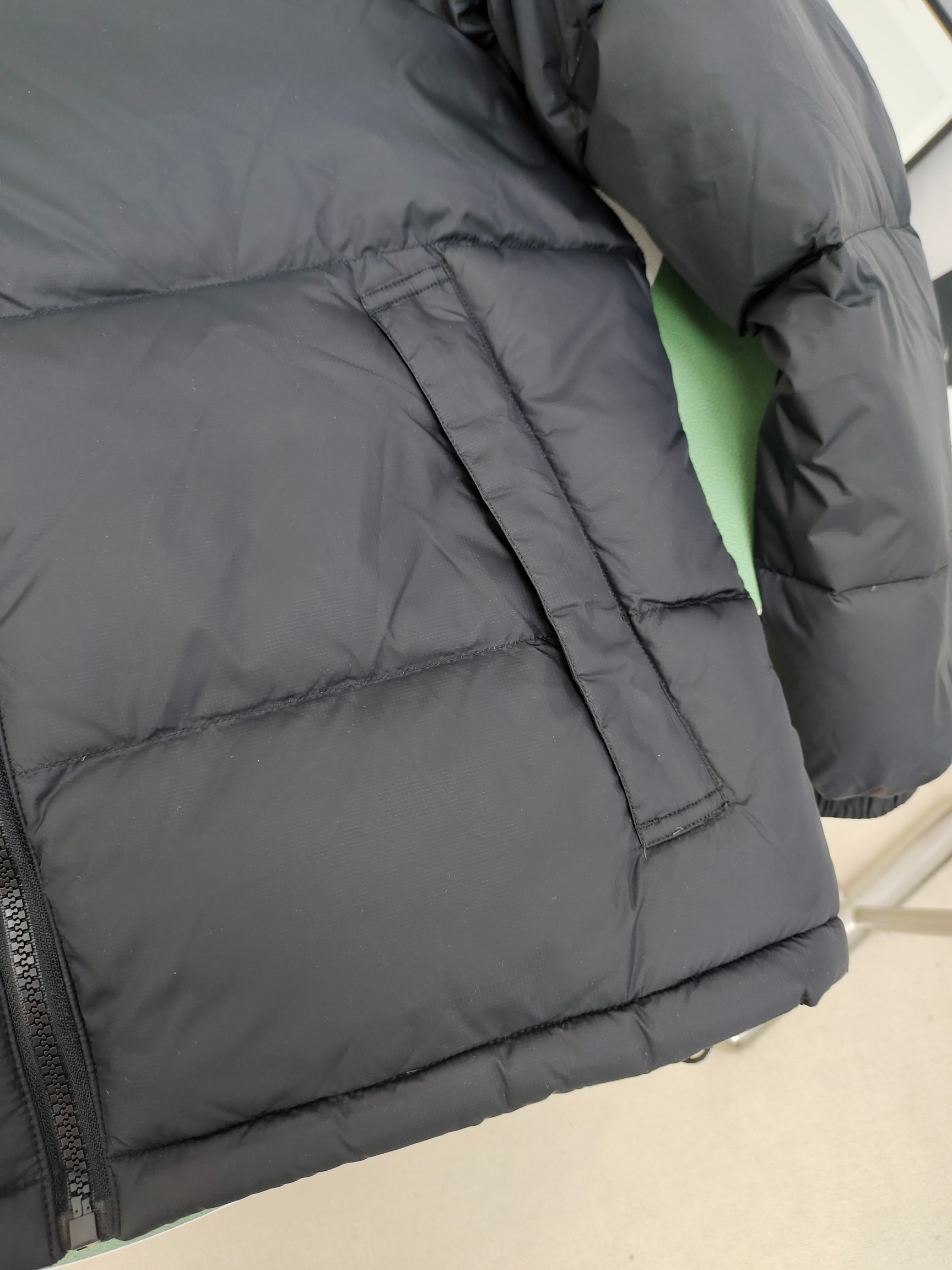 正p级💰315 迪桑特奥迪多标老款羽绒滑雪服

迪桑特DESCENTE SKI STYLE系列 HEAT NAVI 科技内衬 瑞士国家队合作 运动休闲短款羽绒服 

DESCENTE迪桑特奥迪合作多标经典短款羽绒服。在胸前和手臂上的 LOGO是合作队赞助商的商标，不同配色在一起却格外和谐，同时多了一丝街头感。另外整件都采用了白鸭绒填充，保暖又轻便，短装夹克的版型也特别显比例，可以说是集合滑雪元素和街头风最好的冬季单品。经典黑白配色。
尺码：XS-2XL
颜色：黑色.白色.