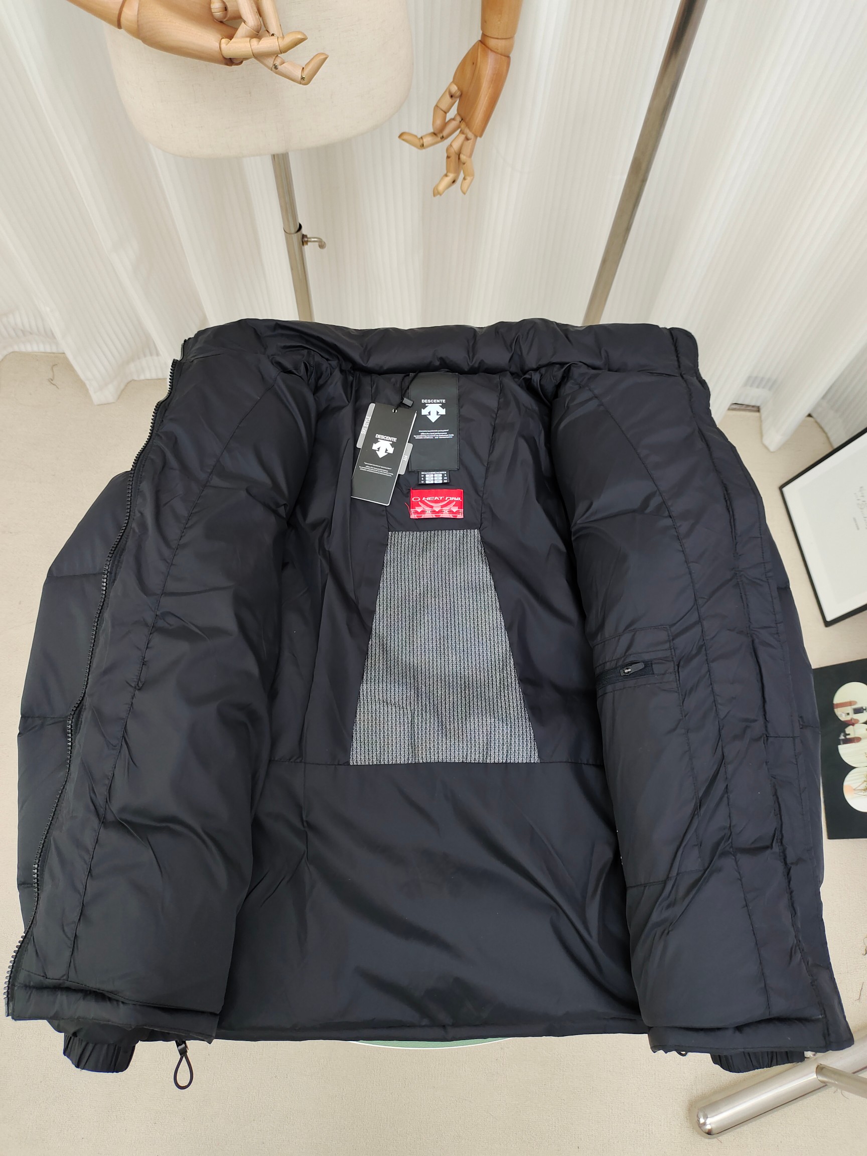 正p级💰315 迪桑特奥迪多标老款羽绒滑雪服

迪桑特DESCENTE SKI STYLE系列 HEAT NAVI 科技内衬 瑞士国家队合作 运动休闲短款羽绒服 

DESCENTE迪桑特奥迪合作多标经典短款羽绒服。在胸前和手臂上的 LOGO是合作队赞助商的商标，不同配色在一起却格外和谐，同时多了一丝街头感。另外整件都采用了白鸭绒填充，保暖又轻便，短装夹克的版型也特别显比例，可以说是集合滑雪元素和街头风最好的冬季单品。经典黑白配色。
尺码：XS-2XL
颜色：黑色.白色.
