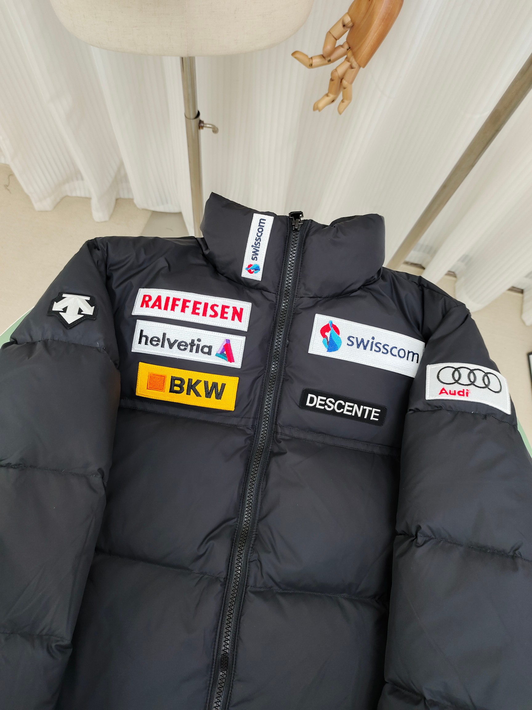 正p级💰315 迪桑特奥迪多标老款羽绒滑雪服

迪桑特DESCENTE SKI STYLE系列 HEAT NAVI 科技内衬 瑞士国家队合作 运动休闲短款羽绒服 

DESCENTE迪桑特奥迪合作多标经典短款羽绒服。在胸前和手臂上的 LOGO是合作队赞助商的商标，不同配色在一起却格外和谐，同时多了一丝街头感。另外整件都采用了白鸭绒填充，保暖又轻便，短装夹克的版型也特别显比例，可以说是集合滑雪元素和街头风最好的冬季单品。经典黑白配色。
尺码：XS-2XL
颜色：黑色.白色.