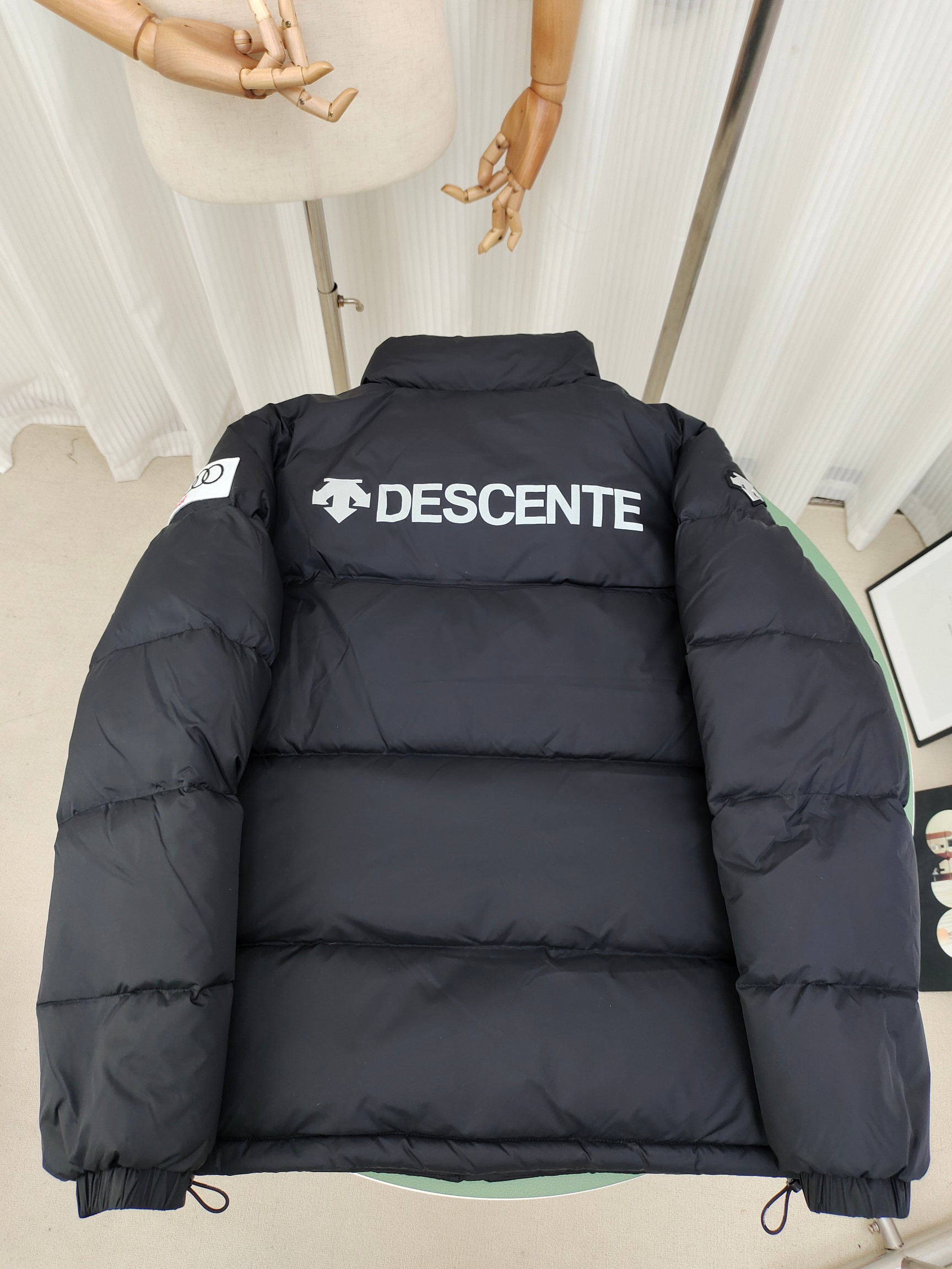 正p级💰315 迪桑特奥迪多标老款羽绒滑雪服

迪桑特DESCENTE SKI STYLE系列 HEAT NAVI 科技内衬 瑞士国家队合作 运动休闲短款羽绒服 

DESCENTE迪桑特奥迪合作多标经典短款羽绒服。在胸前和手臂上的 LOGO是合作队赞助商的商标，不同配色在一起却格外和谐，同时多了一丝街头感。另外整件都采用了白鸭绒填充，保暖又轻便，短装夹克的版型也特别显比例，可以说是集合滑雪元素和街头风最好的冬季单品。经典黑白配色。
尺码：XS-2XL
颜色：黑色.白色.