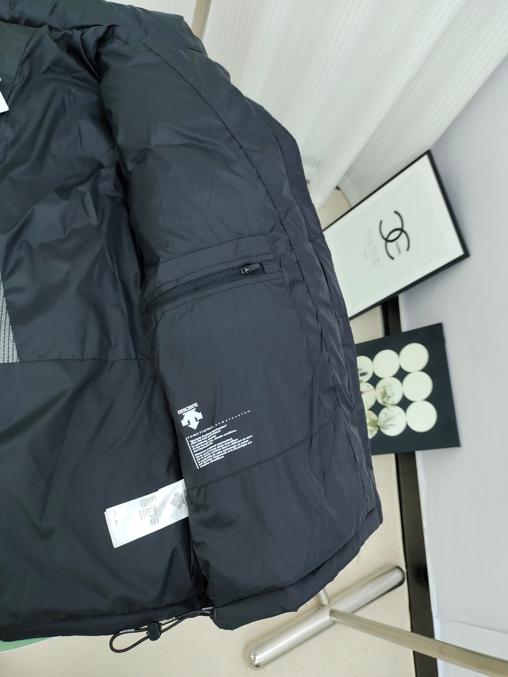 正p级💰315 迪桑特奥迪多标老款羽绒滑雪服

迪桑特DESCENTE SKI STYLE系列 HEAT NAVI 科技内衬 瑞士国家队合作 运动休闲短款羽绒服 

DESCENTE迪桑特奥迪合作多标经典短款羽绒服。在胸前和手臂上的 LOGO是合作队赞助商的商标，不同配色在一起却格外和谐，同时多了一丝街头感。另外整件都采用了白鸭绒填充，保暖又轻便，短装夹克的版型也特别显比例，可以说是集合滑雪元素和街头风最好的冬季单品。经典黑白配色。
尺码：XS-2XL
颜色：黑色.白色.
