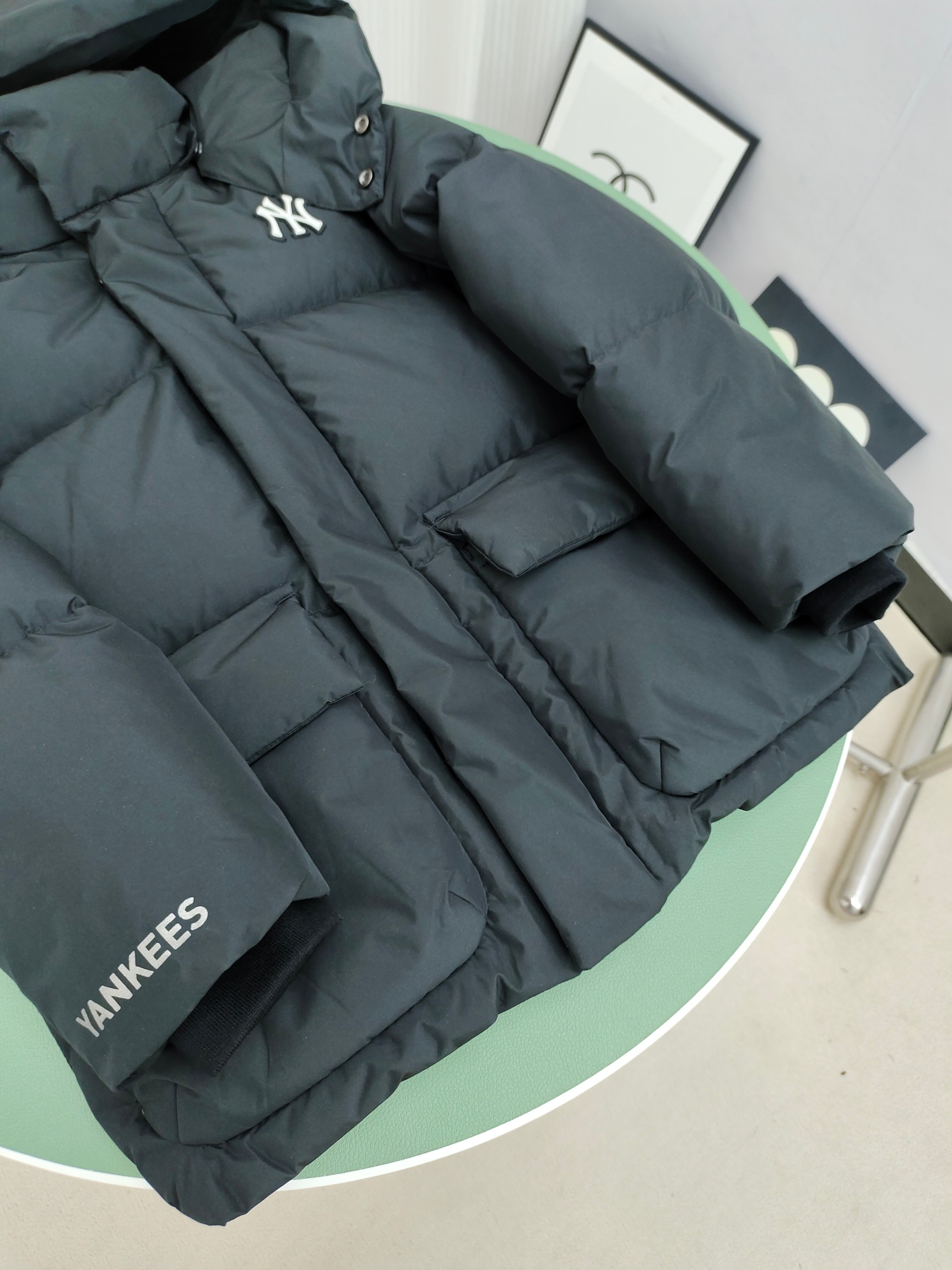 图片[3]-（童装）MLB洋基队冬季亲子工装面包羽绒服 超级轻便保暖。韩国一众明星拿来当团服的，必定是最好的!这款羽绒服用了双层防绒内胆设计，防风性能超强，冬天穿会非常保暖!白鸭绒填充，蓬松度高，零下二十几度穿着也没问题~立领连帽设计走在户外把领子拉到最高，双手插进口袋非常暖和了~ 多功能机能风，多口袋工装系列经典款。防风袖口设计，，上身保护脖子不冰凉，穿上去超级暖和！蓬松度手感极佳，非常厚实。拉链原版定制拉logo链头，胸前小logo 尺码110-160 颜色：黑色，白色，粉色，紫色-选品中心