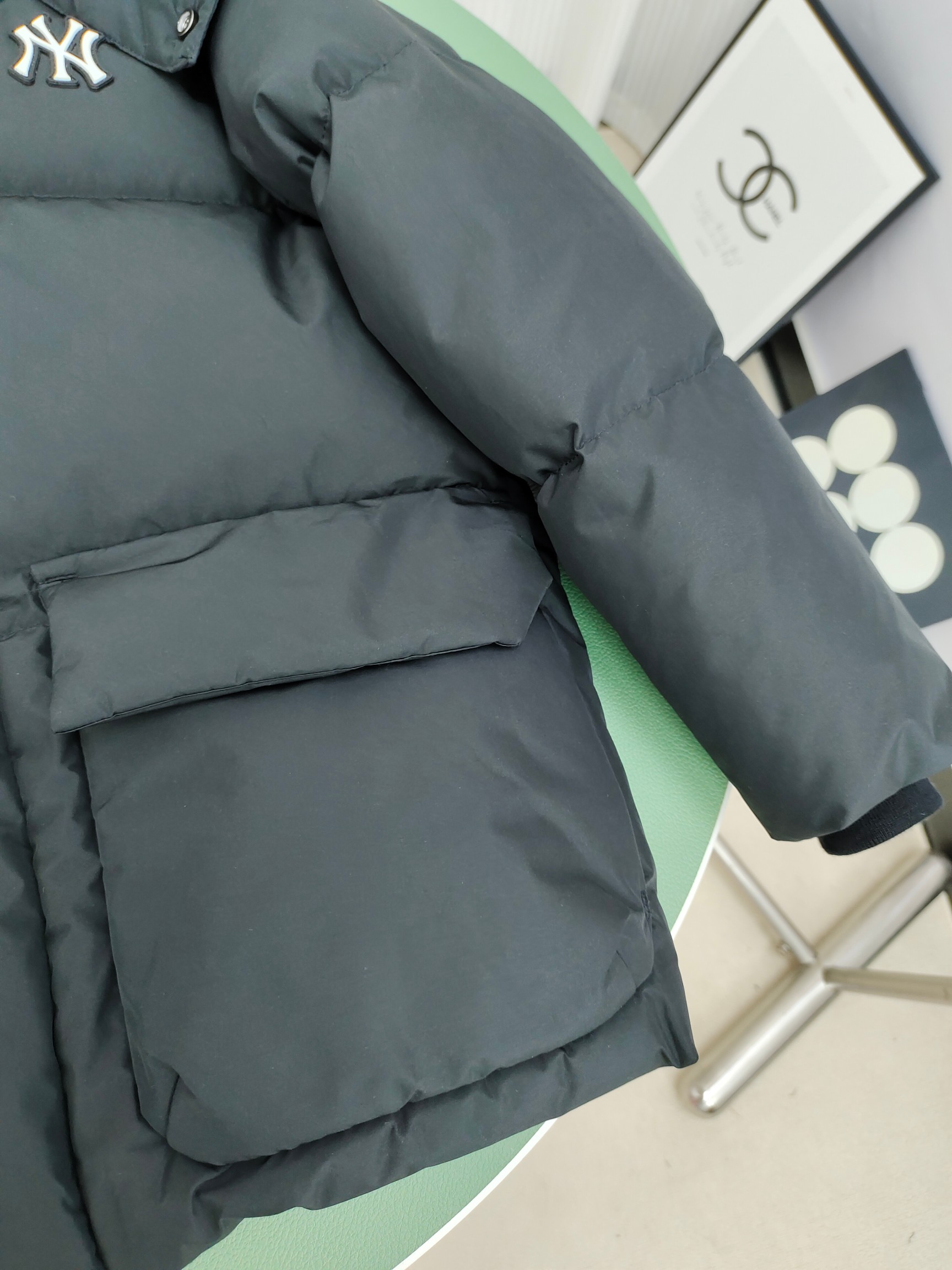 图片[6]-（童装）MLB洋基队冬季亲子工装面包羽绒服 超级轻便保暖。韩国一众明星拿来当团服的，必定是最好的!这款羽绒服用了双层防绒内胆设计，防风性能超强，冬天穿会非常保暖!白鸭绒填充，蓬松度高，零下二十几度穿着也没问题~立领连帽设计走在户外把领子拉到最高，双手插进口袋非常暖和了~ 多功能机能风，多口袋工装系列经典款。防风袖口设计，，上身保护脖子不冰凉，穿上去超级暖和！蓬松度手感极佳，非常厚实。拉链原版定制拉logo链头，胸前小logo 尺码110-160 颜色：黑色，白色，粉色，紫色-选品中心