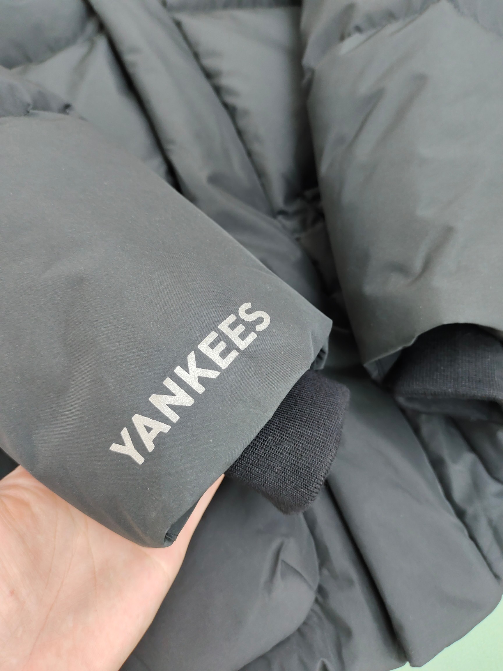 图片[4]-（童装）MLB洋基队冬季亲子工装面包羽绒服 超级轻便保暖。韩国一众明星拿来当团服的，必定是最好的!这款羽绒服用了双层防绒内胆设计，防风性能超强，冬天穿会非常保暖!白鸭绒填充，蓬松度高，零下二十几度穿着也没问题~立领连帽设计走在户外把领子拉到最高，双手插进口袋非常暖和了~ 多功能机能风，多口袋工装系列经典款。防风袖口设计，，上身保护脖子不冰凉，穿上去超级暖和！蓬松度手感极佳，非常厚实。拉链原版定制拉logo链头，胸前小logo 尺码110-160 颜色：黑色，白色，粉色，紫色-选品中心