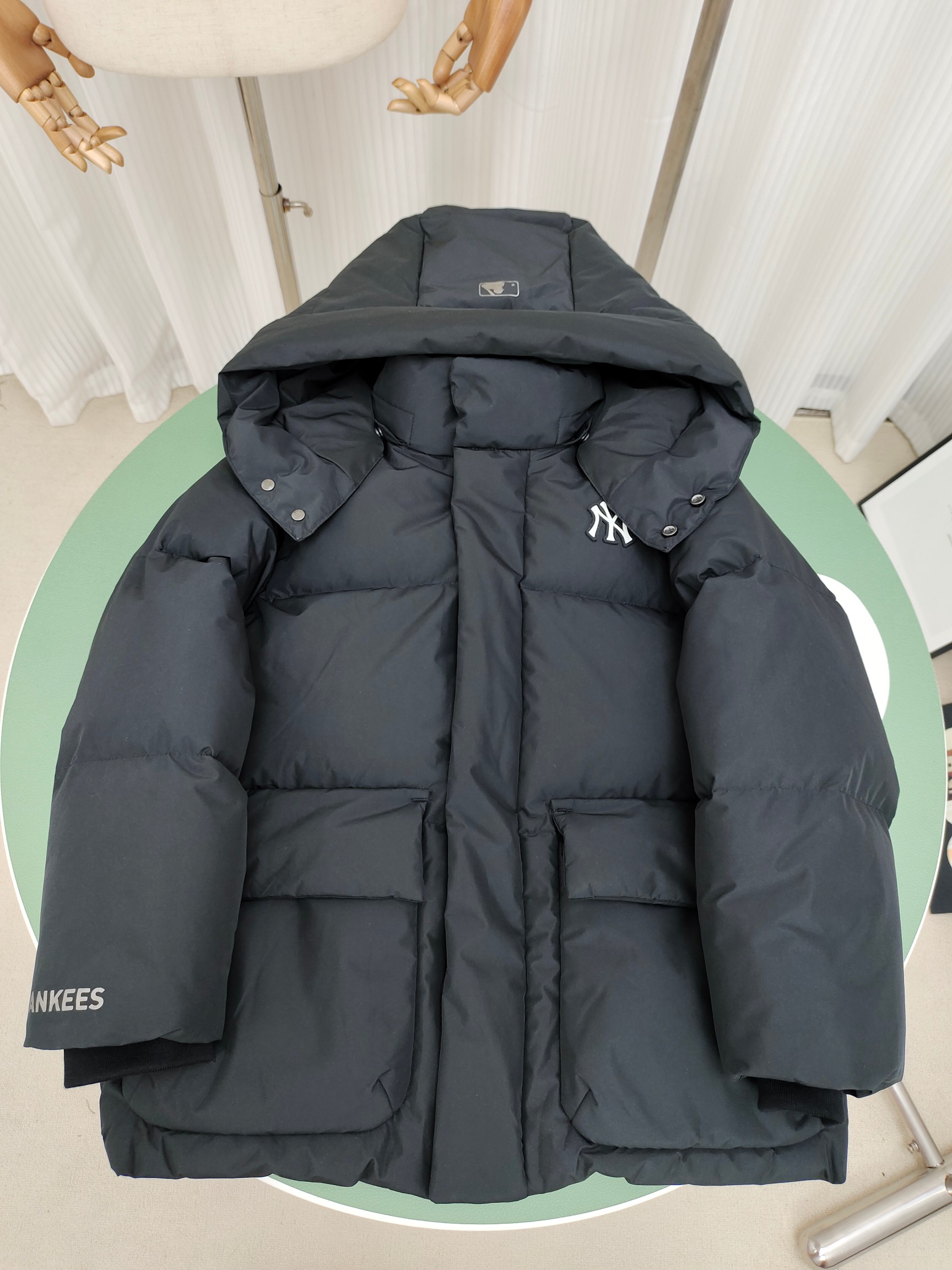 （童装）MLB洋基队冬季亲子工装面包羽绒服 超级轻便保暖。韩国一众明星拿来当团服的，必定是最好的!这款羽绒服用了双层防绒内胆设计，防风性能超强，冬天穿会非常保暖!白鸭绒填充，蓬松度高，零下二十几度穿着也没问题~立领连帽设计走在户外把领子拉到最高，双手插进口袋非常暖和了~ 多功能机能风，多口袋工装系列经典款。防风袖口设计，，上身保护脖子不冰凉，穿上去超级暖和！蓬松度手感极佳，非常厚实。拉链原版定制拉logo链头，胸前小logo 尺码110-160 颜色：黑色，白色，粉色，紫色-选品中心