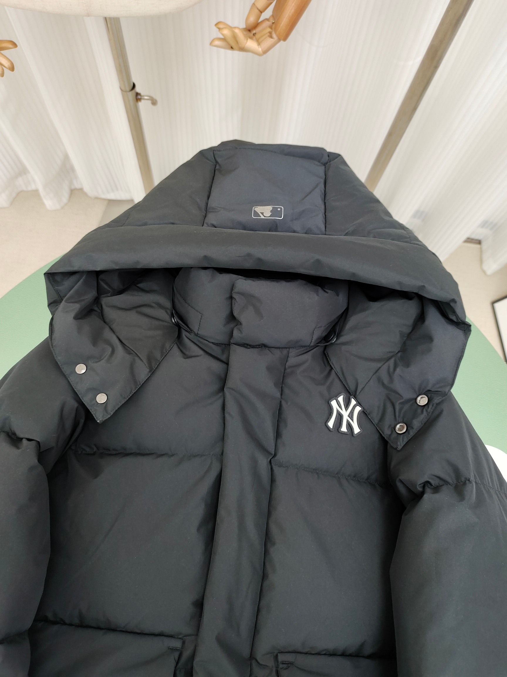 图片[2]-（童装）MLB洋基队冬季亲子工装面包羽绒服 超级轻便保暖。韩国一众明星拿来当团服的，必定是最好的!这款羽绒服用了双层防绒内胆设计，防风性能超强，冬天穿会非常保暖!白鸭绒填充，蓬松度高，零下二十几度穿着也没问题~立领连帽设计走在户外把领子拉到最高，双手插进口袋非常暖和了~ 多功能机能风，多口袋工装系列经典款。防风袖口设计，，上身保护脖子不冰凉，穿上去超级暖和！蓬松度手感极佳，非常厚实。拉链原版定制拉logo链头，胸前小logo 尺码110-160 颜色：黑色，白色，粉色，紫色-选品中心