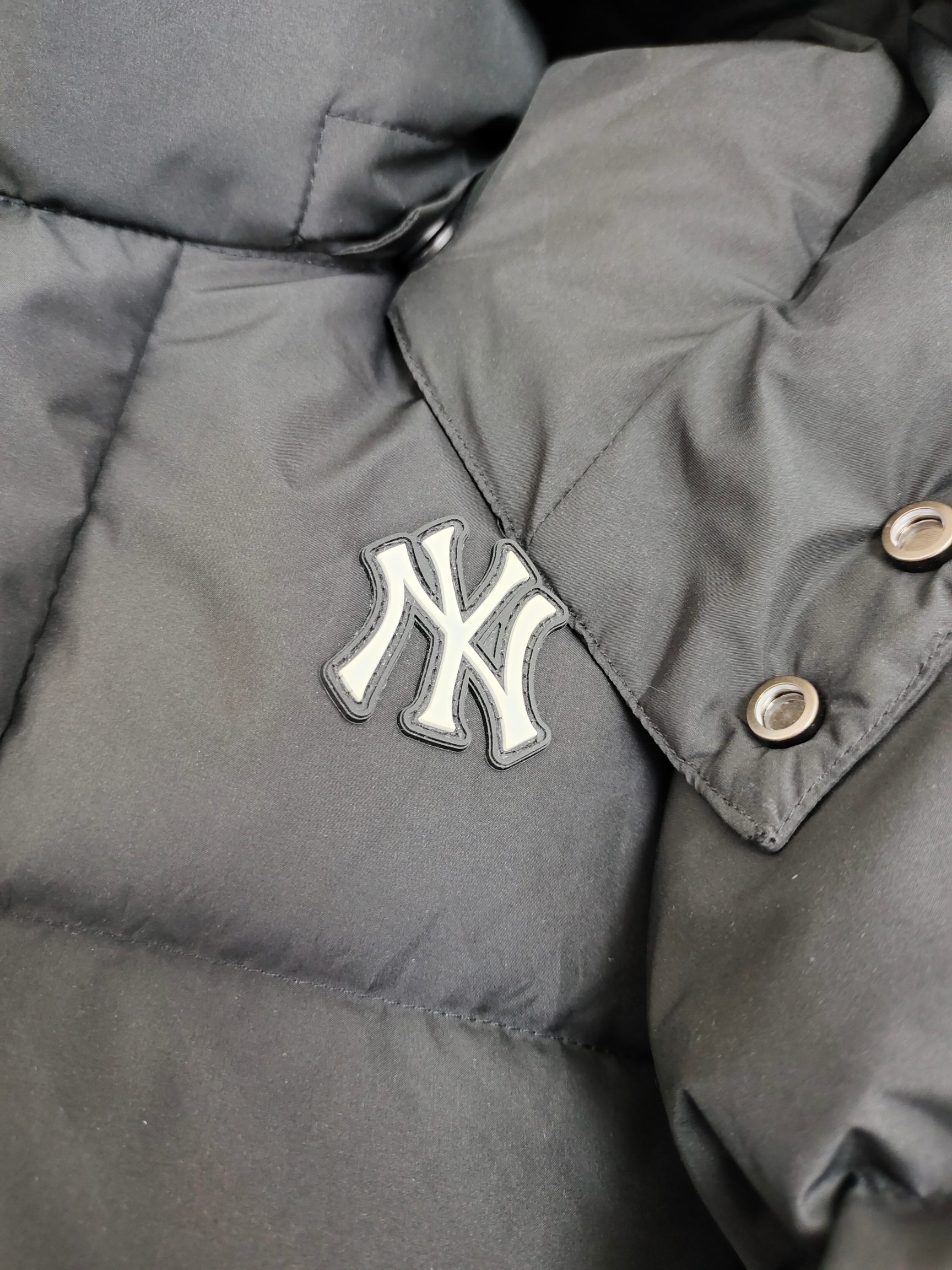 图片[5]-（童装）MLB洋基队冬季亲子工装面包羽绒服 超级轻便保暖。韩国一众明星拿来当团服的，必定是最好的!这款羽绒服用了双层防绒内胆设计，防风性能超强，冬天穿会非常保暖!白鸭绒填充，蓬松度高，零下二十几度穿着也没问题~立领连帽设计走在户外把领子拉到最高，双手插进口袋非常暖和了~ 多功能机能风，多口袋工装系列经典款。防风袖口设计，，上身保护脖子不冰凉，穿上去超级暖和！蓬松度手感极佳，非常厚实。拉链原版定制拉logo链头，胸前小logo 尺码110-160 颜色：黑色，白色，粉色，紫色-选品中心