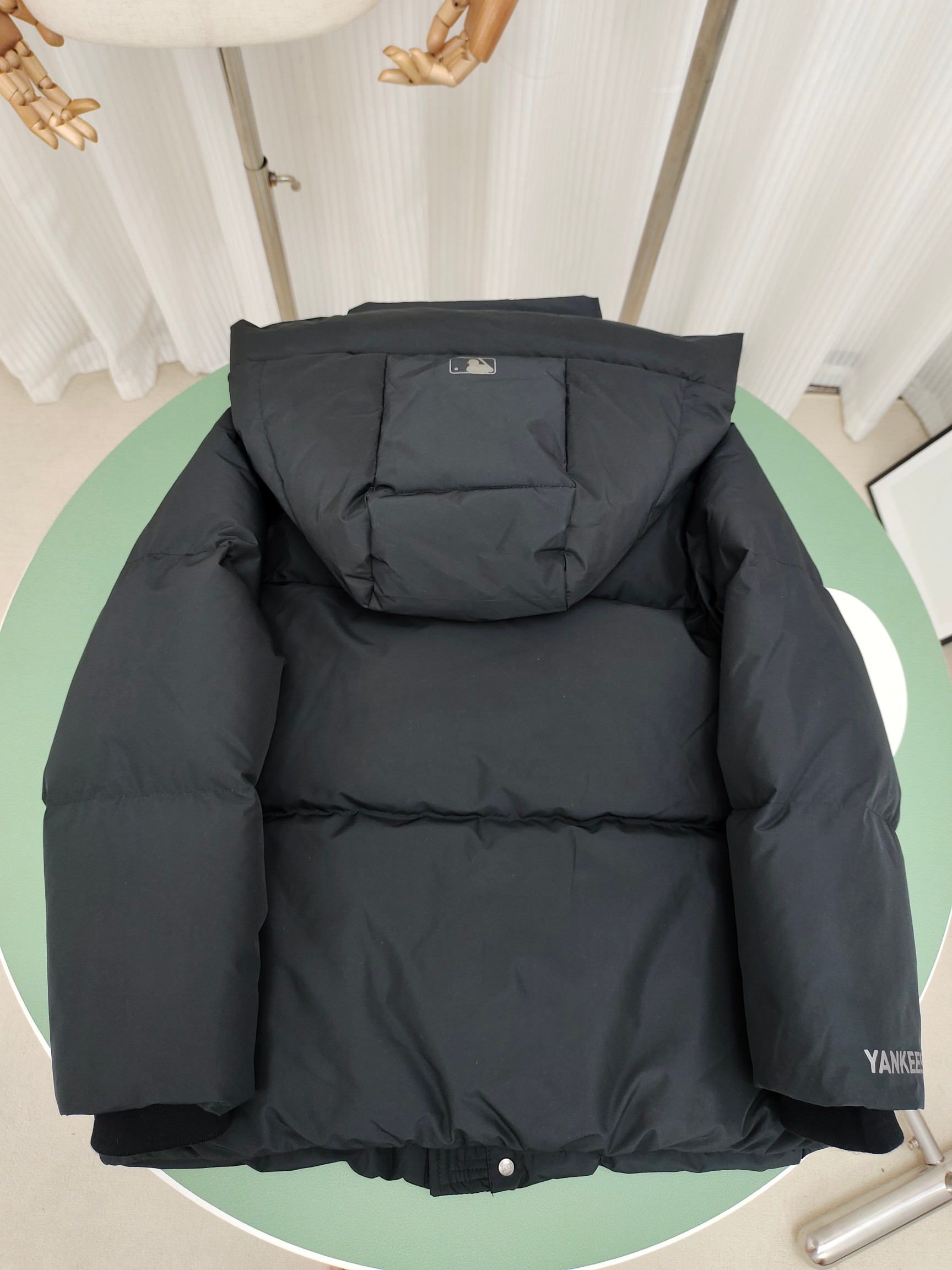 图片[8]-（童装）MLB洋基队冬季亲子工装面包羽绒服 超级轻便保暖。韩国一众明星拿来当团服的，必定是最好的!这款羽绒服用了双层防绒内胆设计，防风性能超强，冬天穿会非常保暖!白鸭绒填充，蓬松度高，零下二十几度穿着也没问题~立领连帽设计走在户外把领子拉到最高，双手插进口袋非常暖和了~ 多功能机能风，多口袋工装系列经典款。防风袖口设计，，上身保护脖子不冰凉，穿上去超级暖和！蓬松度手感极佳，非常厚实。拉链原版定制拉logo链头，胸前小logo 尺码110-160 颜色：黑色，白色，粉色，紫色-选品中心