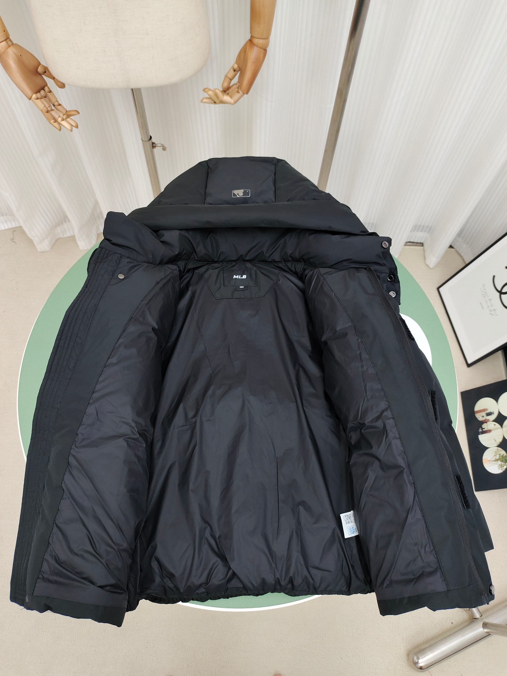 图片[7]-（童装）MLB洋基队冬季亲子工装面包羽绒服 超级轻便保暖。韩国一众明星拿来当团服的，必定是最好的!这款羽绒服用了双层防绒内胆设计，防风性能超强，冬天穿会非常保暖!白鸭绒填充，蓬松度高，零下二十几度穿着也没问题~立领连帽设计走在户外把领子拉到最高，双手插进口袋非常暖和了~ 多功能机能风，多口袋工装系列经典款。防风袖口设计，，上身保护脖子不冰凉，穿上去超级暖和！蓬松度手感极佳，非常厚实。拉链原版定制拉logo链头，胸前小logo 尺码110-160 颜色：黑色，白色，粉色，紫色-选品中心