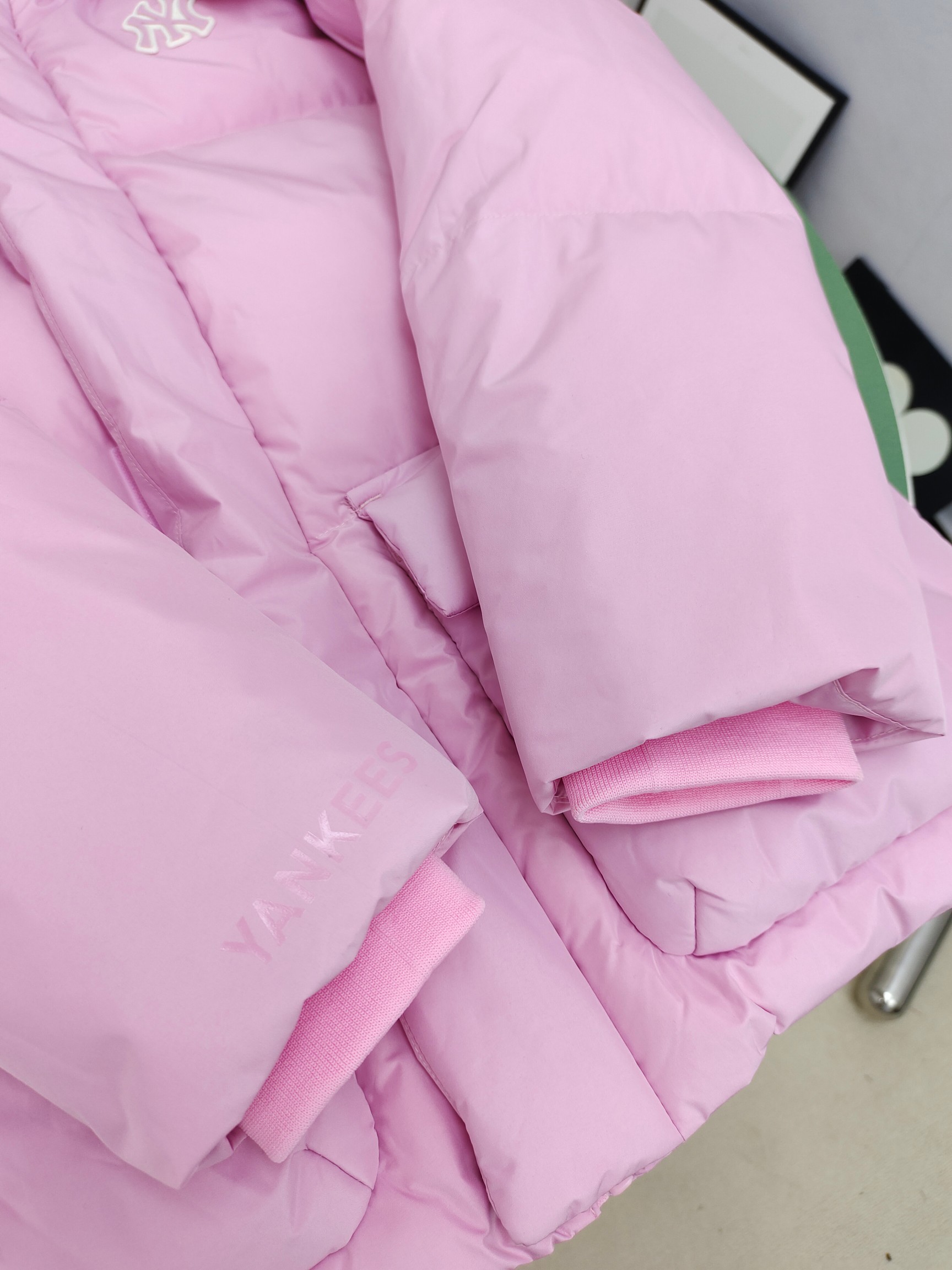 图片[4]-（童装）MLB洋基队冬季亲子工装面包羽绒服 超级轻便保暖。韩国一众明星拿来当团服的，必定是最好的!这款羽绒服用了双层防绒内胆设计，防风性能超强，冬天穿会非常保暖!白鸭绒填充，蓬松度高，零下二十几度穿着也没问题~立领连帽设计走在户外把领子拉到最高，双手插进口袋非常暖和了~ 多功能机能风，多口袋工装系列经典款。防风袖口设计，，上身保护脖子不冰凉，穿上去超级暖和！蓬松度手感极佳，非常厚实。拉链原版定制拉logo链头，胸前小logo 尺码110-160 颜色：黑色，白色，粉色，紫色-选品中心