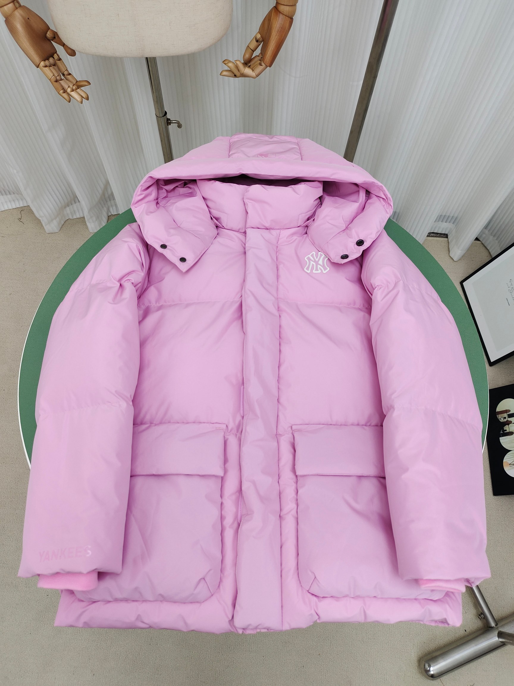 （童装）MLB洋基队冬季亲子工装面包羽绒服 超级轻便保暖。韩国一众明星拿来当团服的，必定是最好的!这款羽绒服用了双层防绒内胆设计，防风性能超强，冬天穿会非常保暖!白鸭绒填充，蓬松度高，零下二十几度穿着也没问题~立领连帽设计走在户外把领子拉到最高，双手插进口袋非常暖和了~ 多功能机能风，多口袋工装系列经典款。防风袖口设计，，上身保护脖子不冰凉，穿上去超级暖和！蓬松度手感极佳，非常厚实。拉链原版定制拉logo链头，胸前小logo 尺码110-160 颜色：黑色，白色，粉色，紫色-选品中心