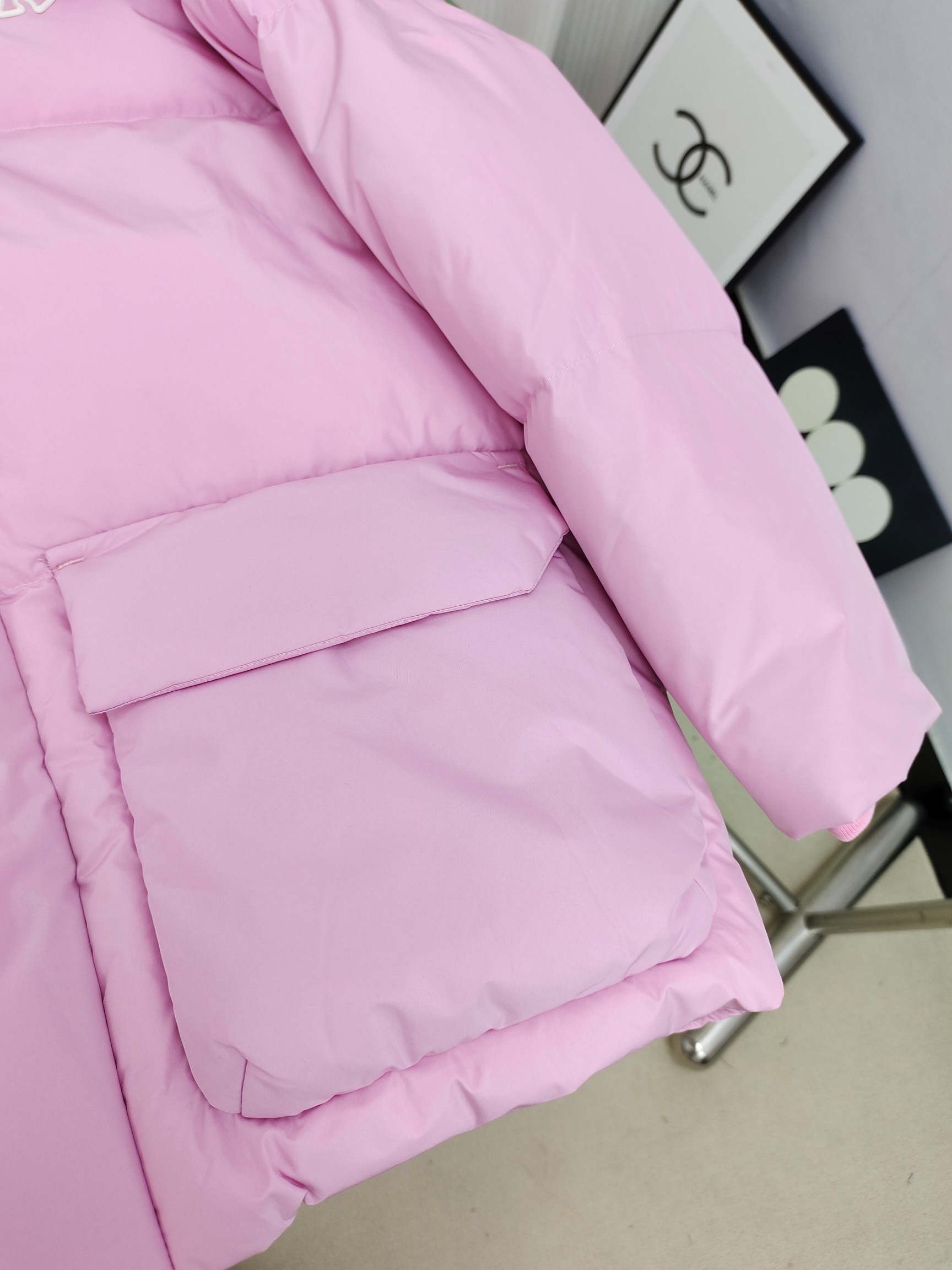 图片[5]-（童装）MLB洋基队冬季亲子工装面包羽绒服 超级轻便保暖。韩国一众明星拿来当团服的，必定是最好的!这款羽绒服用了双层防绒内胆设计，防风性能超强，冬天穿会非常保暖!白鸭绒填充，蓬松度高，零下二十几度穿着也没问题~立领连帽设计走在户外把领子拉到最高，双手插进口袋非常暖和了~ 多功能机能风，多口袋工装系列经典款。防风袖口设计，，上身保护脖子不冰凉，穿上去超级暖和！蓬松度手感极佳，非常厚实。拉链原版定制拉logo链头，胸前小logo 尺码110-160 颜色：黑色，白色，粉色，紫色-选品中心