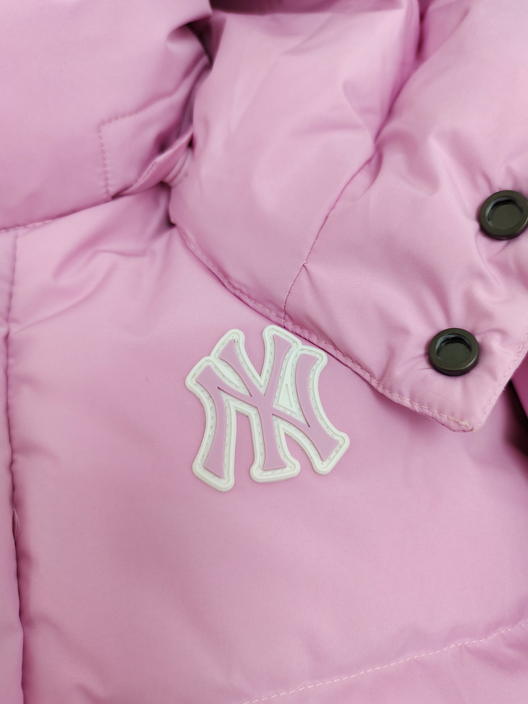 图片[6]-（童装）MLB洋基队冬季亲子工装面包羽绒服 超级轻便保暖。韩国一众明星拿来当团服的，必定是最好的!这款羽绒服用了双层防绒内胆设计，防风性能超强，冬天穿会非常保暖!白鸭绒填充，蓬松度高，零下二十几度穿着也没问题~立领连帽设计走在户外把领子拉到最高，双手插进口袋非常暖和了~ 多功能机能风，多口袋工装系列经典款。防风袖口设计，，上身保护脖子不冰凉，穿上去超级暖和！蓬松度手感极佳，非常厚实。拉链原版定制拉logo链头，胸前小logo 尺码110-160 颜色：黑色，白色，粉色，紫色-选品中心