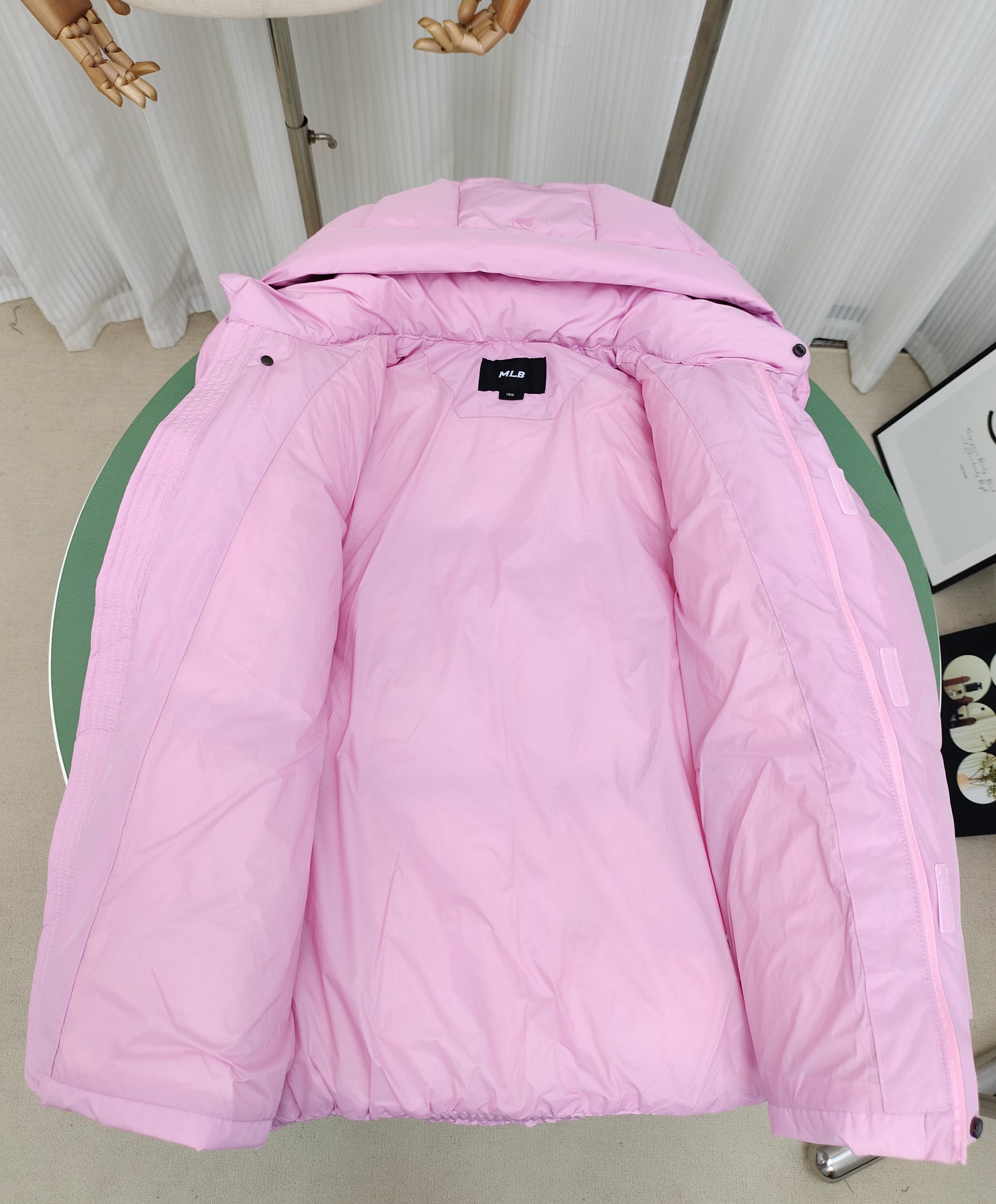 图片[7]-（童装）MLB洋基队冬季亲子工装面包羽绒服 超级轻便保暖。韩国一众明星拿来当团服的，必定是最好的!这款羽绒服用了双层防绒内胆设计，防风性能超强，冬天穿会非常保暖!白鸭绒填充，蓬松度高，零下二十几度穿着也没问题~立领连帽设计走在户外把领子拉到最高，双手插进口袋非常暖和了~ 多功能机能风，多口袋工装系列经典款。防风袖口设计，，上身保护脖子不冰凉，穿上去超级暖和！蓬松度手感极佳，非常厚实。拉链原版定制拉logo链头，胸前小logo 尺码110-160 颜色：黑色，白色，粉色，紫色-选品中心