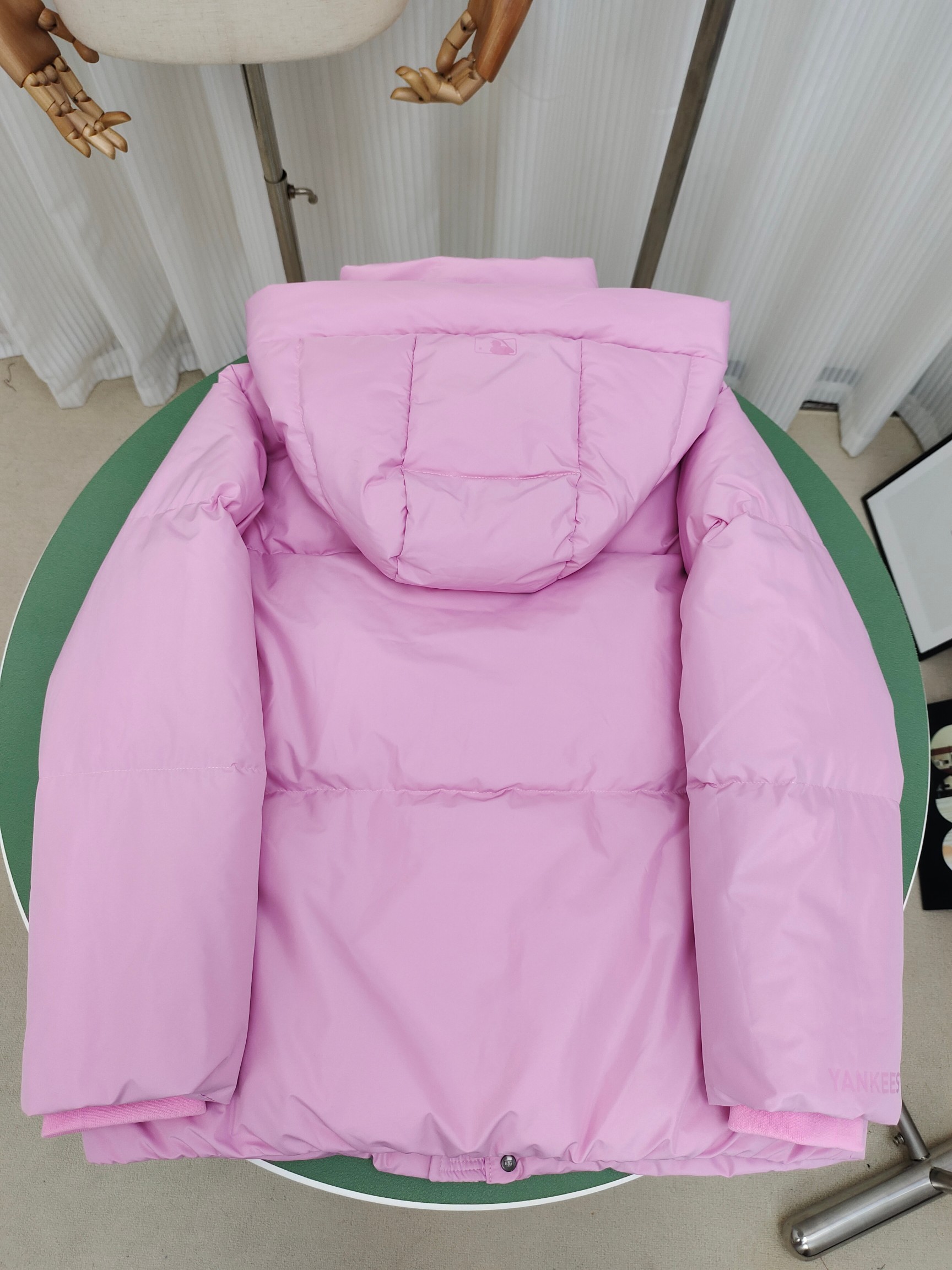 图片[8]-（童装）MLB洋基队冬季亲子工装面包羽绒服 超级轻便保暖。韩国一众明星拿来当团服的，必定是最好的!这款羽绒服用了双层防绒内胆设计，防风性能超强，冬天穿会非常保暖!白鸭绒填充，蓬松度高，零下二十几度穿着也没问题~立领连帽设计走在户外把领子拉到最高，双手插进口袋非常暖和了~ 多功能机能风，多口袋工装系列经典款。防风袖口设计，，上身保护脖子不冰凉，穿上去超级暖和！蓬松度手感极佳，非常厚实。拉链原版定制拉logo链头，胸前小logo 尺码110-160 颜色：黑色，白色，粉色，紫色-选品中心