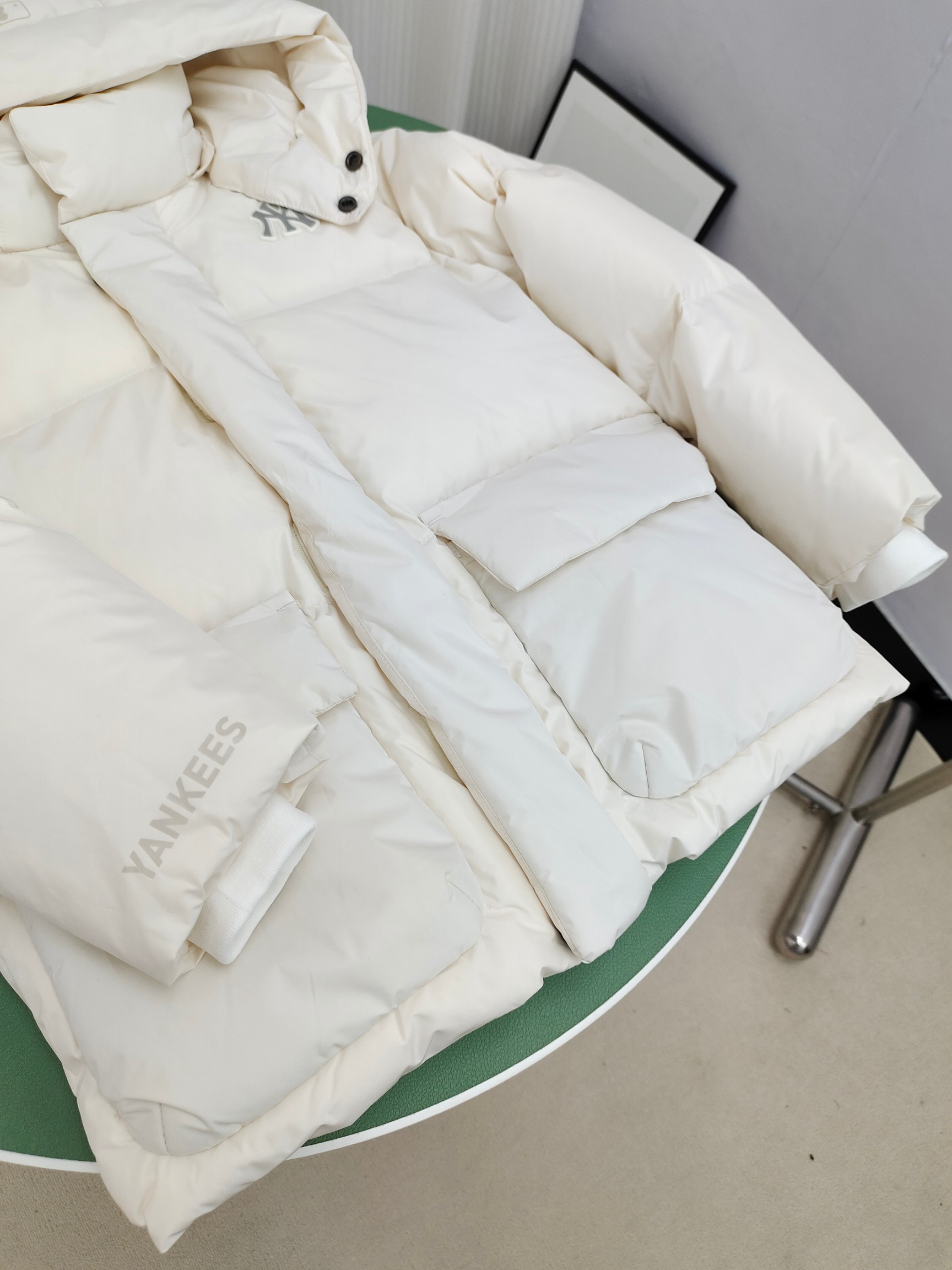 图片[3]-（童装）MLB洋基队冬季亲子工装面包羽绒服 超级轻便保暖。韩国一众明星拿来当团服的，必定是最好的!这款羽绒服用了双层防绒内胆设计，防风性能超强，冬天穿会非常保暖!白鸭绒填充，蓬松度高，零下二十几度穿着也没问题~立领连帽设计走在户外把领子拉到最高，双手插进口袋非常暖和了~ 多功能机能风，多口袋工装系列经典款。防风袖口设计，，上身保护脖子不冰凉，穿上去超级暖和！蓬松度手感极佳，非常厚实。拉链原版定制拉logo链头，胸前小logo 尺码110-160 颜色：黑色，白色，粉色，紫色-选品中心