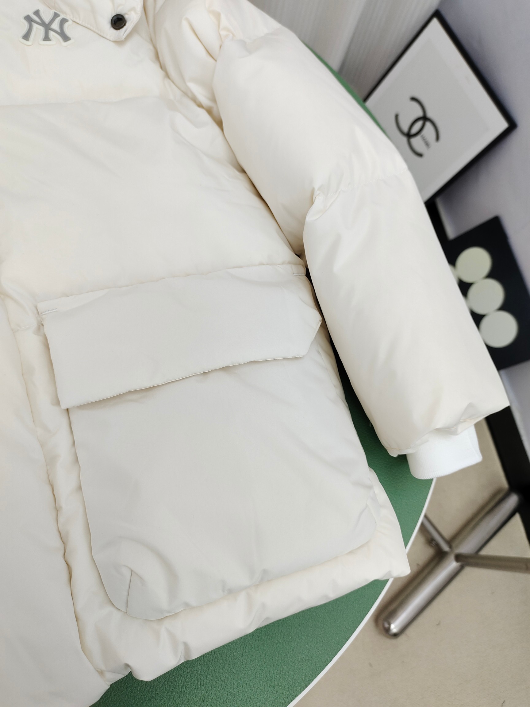 图片[6]-（童装）MLB洋基队冬季亲子工装面包羽绒服 超级轻便保暖。韩国一众明星拿来当团服的，必定是最好的!这款羽绒服用了双层防绒内胆设计，防风性能超强，冬天穿会非常保暖!白鸭绒填充，蓬松度高，零下二十几度穿着也没问题~立领连帽设计走在户外把领子拉到最高，双手插进口袋非常暖和了~ 多功能机能风，多口袋工装系列经典款。防风袖口设计，，上身保护脖子不冰凉，穿上去超级暖和！蓬松度手感极佳，非常厚实。拉链原版定制拉logo链头，胸前小logo 尺码110-160 颜色：黑色，白色，粉色，紫色-选品中心