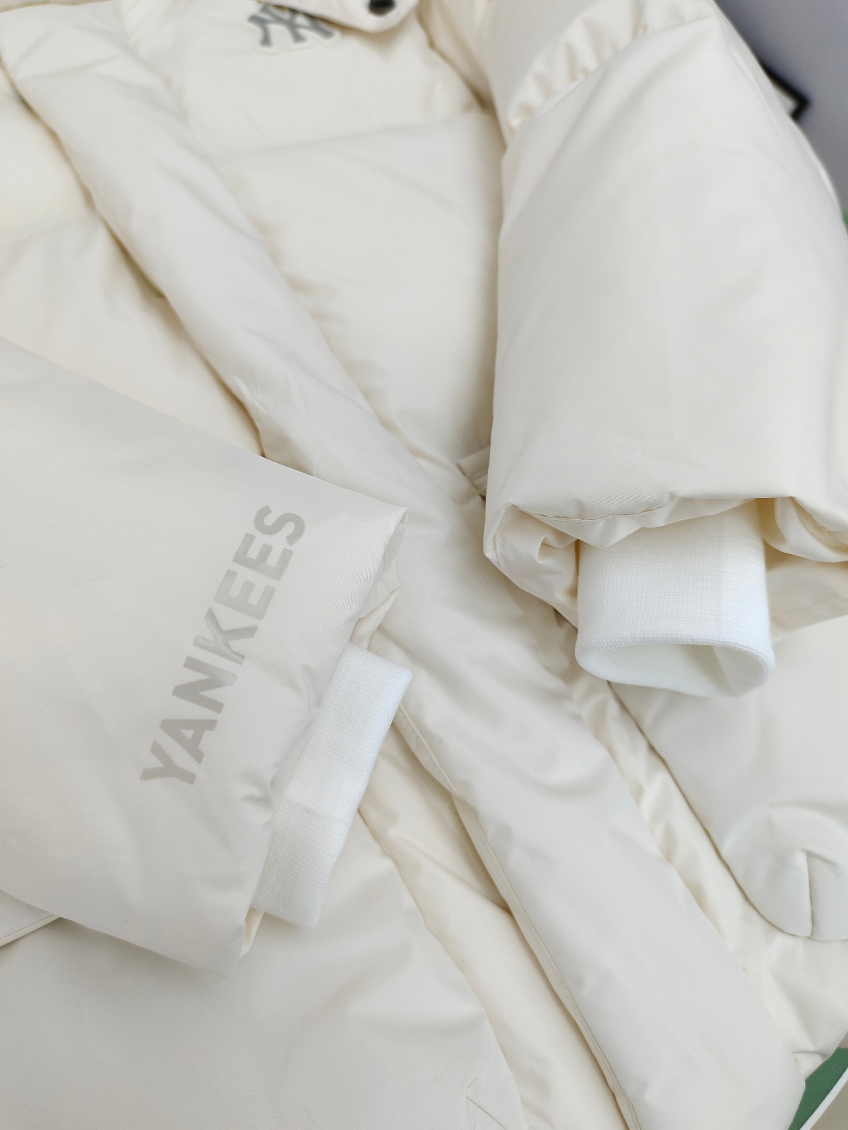 图片[4]-（童装）MLB洋基队冬季亲子工装面包羽绒服 超级轻便保暖。韩国一众明星拿来当团服的，必定是最好的!这款羽绒服用了双层防绒内胆设计，防风性能超强，冬天穿会非常保暖!白鸭绒填充，蓬松度高，零下二十几度穿着也没问题~立领连帽设计走在户外把领子拉到最高，双手插进口袋非常暖和了~ 多功能机能风，多口袋工装系列经典款。防风袖口设计，，上身保护脖子不冰凉，穿上去超级暖和！蓬松度手感极佳，非常厚实。拉链原版定制拉logo链头，胸前小logo 尺码110-160 颜色：黑色，白色，粉色，紫色-选品中心