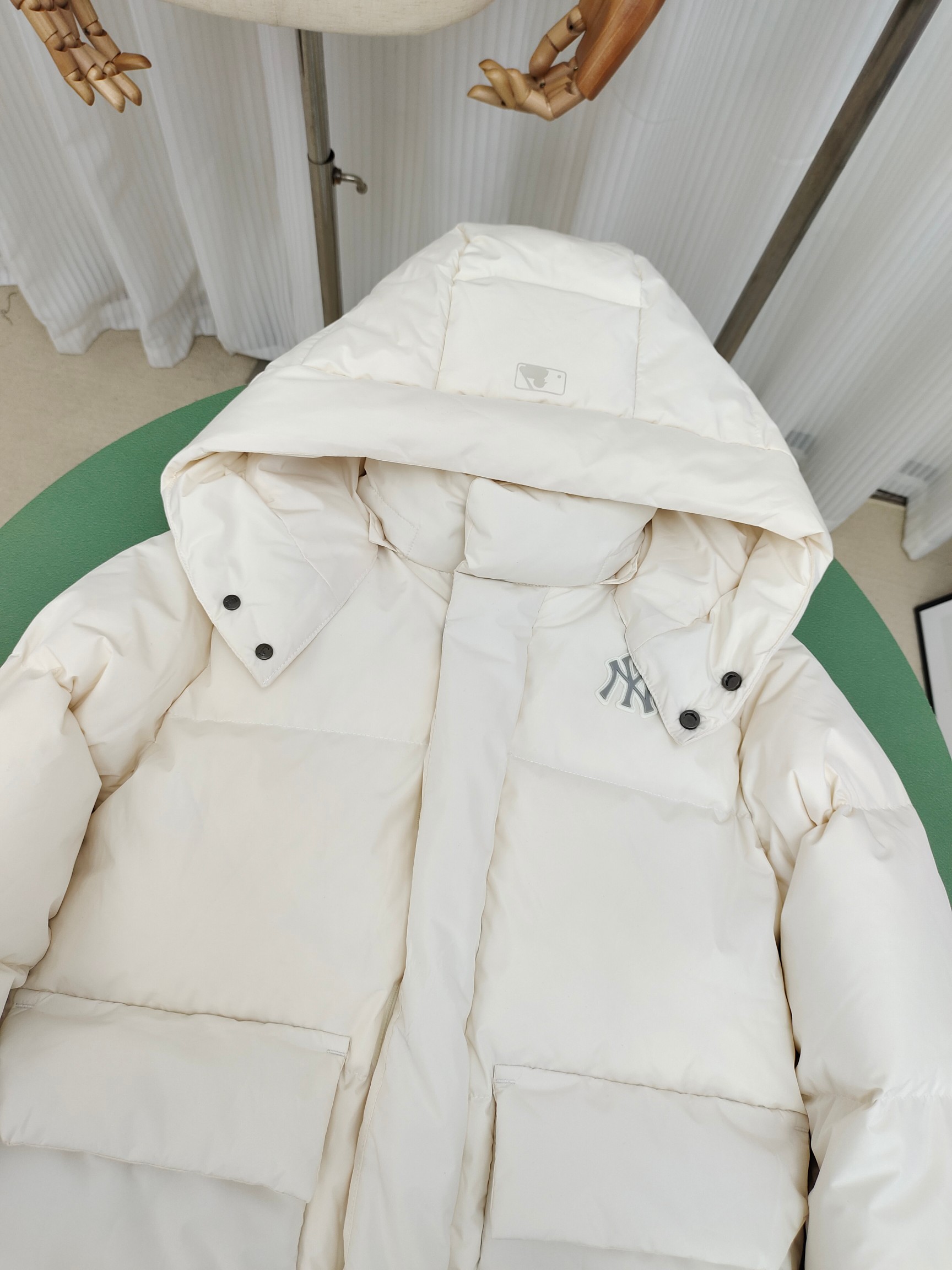 图片[2]-（童装）MLB洋基队冬季亲子工装面包羽绒服 超级轻便保暖。韩国一众明星拿来当团服的，必定是最好的!这款羽绒服用了双层防绒内胆设计，防风性能超强，冬天穿会非常保暖!白鸭绒填充，蓬松度高，零下二十几度穿着也没问题~立领连帽设计走在户外把领子拉到最高，双手插进口袋非常暖和了~ 多功能机能风，多口袋工装系列经典款。防风袖口设计，，上身保护脖子不冰凉，穿上去超级暖和！蓬松度手感极佳，非常厚实。拉链原版定制拉logo链头，胸前小logo 尺码110-160 颜色：黑色，白色，粉色，紫色-选品中心