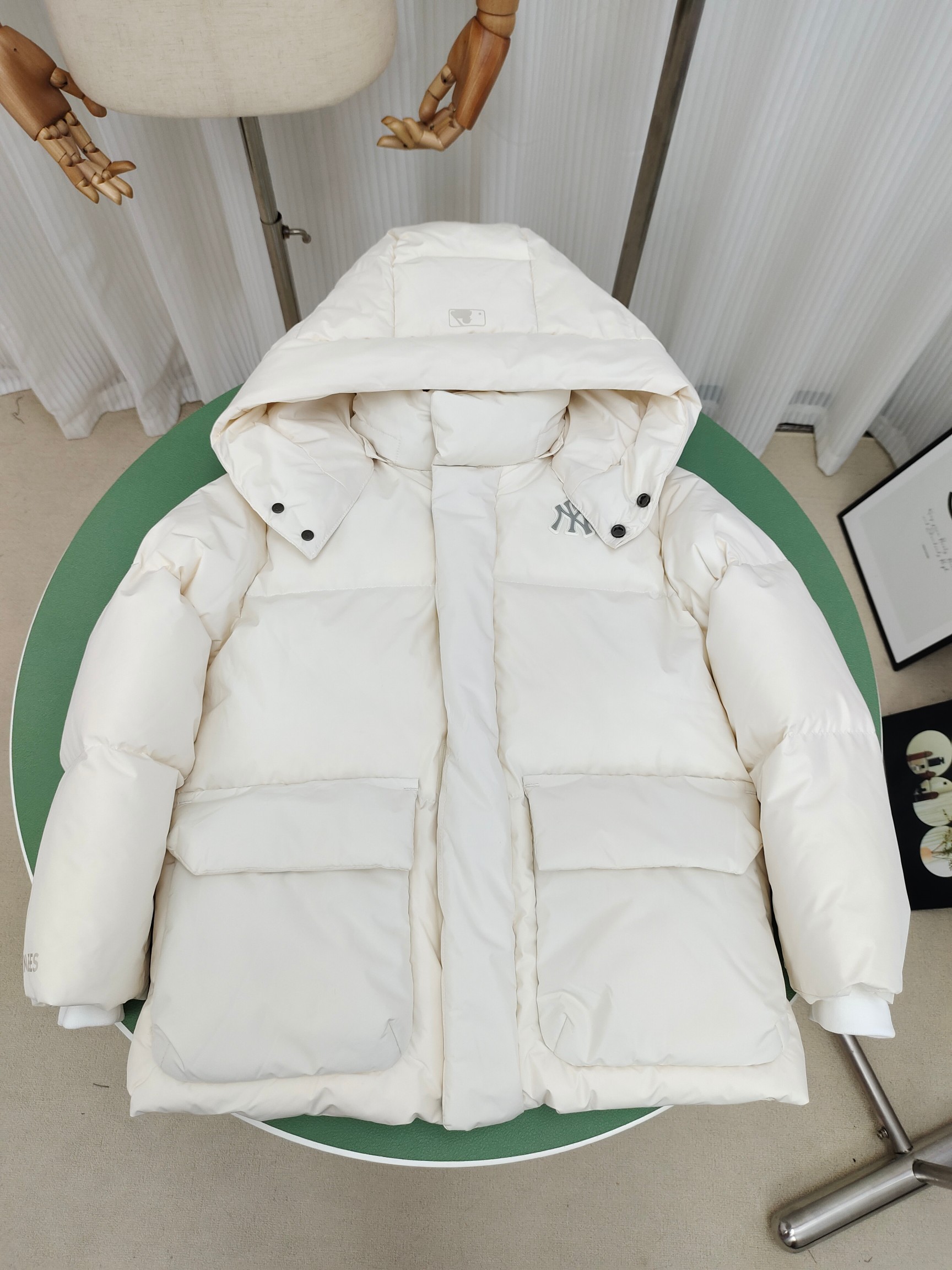 （童装）MLB洋基队冬季亲子工装面包羽绒服 超级轻便保暖。韩国一众明星拿来当团服的，必定是最好的!这款羽绒服用了双层防绒内胆设计，防风性能超强，冬天穿会非常保暖!白鸭绒填充，蓬松度高，零下二十几度穿着也没问题~立领连帽设计走在户外把领子拉到最高，双手插进口袋非常暖和了~ 多功能机能风，多口袋工装系列经典款。防风袖口设计，，上身保护脖子不冰凉，穿上去超级暖和！蓬松度手感极佳，非常厚实。拉链原版定制拉logo链头，胸前小logo 尺码110-160 颜色：黑色，白色，粉色，紫色-选品中心