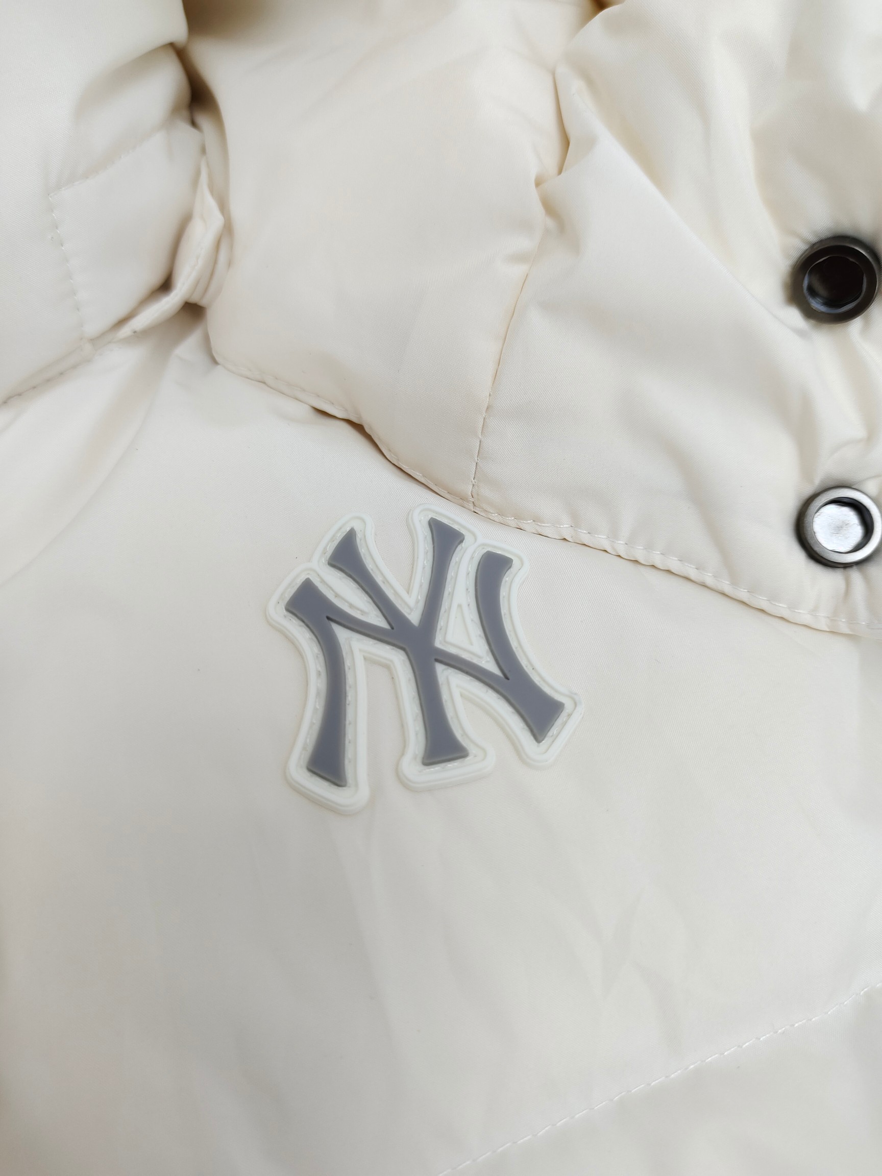 图片[5]-（童装）MLB洋基队冬季亲子工装面包羽绒服 超级轻便保暖。韩国一众明星拿来当团服的，必定是最好的!这款羽绒服用了双层防绒内胆设计，防风性能超强，冬天穿会非常保暖!白鸭绒填充，蓬松度高，零下二十几度穿着也没问题~立领连帽设计走在户外把领子拉到最高，双手插进口袋非常暖和了~ 多功能机能风，多口袋工装系列经典款。防风袖口设计，，上身保护脖子不冰凉，穿上去超级暖和！蓬松度手感极佳，非常厚实。拉链原版定制拉logo链头，胸前小logo 尺码110-160 颜色：黑色，白色，粉色，紫色-选品中心