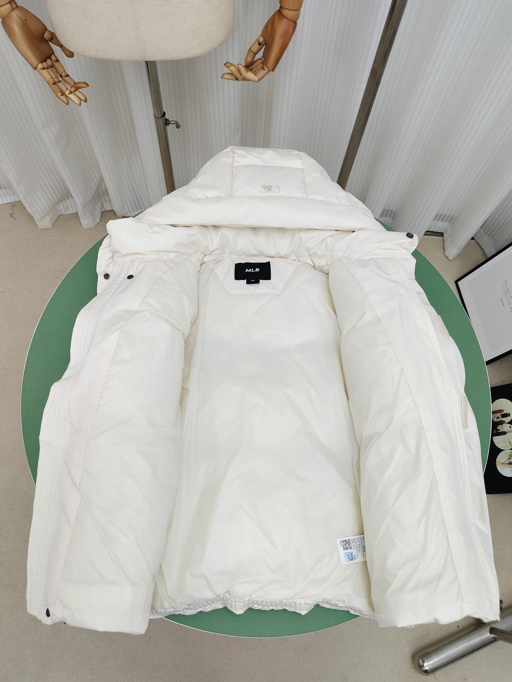 图片[7]-（童装）MLB洋基队冬季亲子工装面包羽绒服 超级轻便保暖。韩国一众明星拿来当团服的，必定是最好的!这款羽绒服用了双层防绒内胆设计，防风性能超强，冬天穿会非常保暖!白鸭绒填充，蓬松度高，零下二十几度穿着也没问题~立领连帽设计走在户外把领子拉到最高，双手插进口袋非常暖和了~ 多功能机能风，多口袋工装系列经典款。防风袖口设计，，上身保护脖子不冰凉，穿上去超级暖和！蓬松度手感极佳，非常厚实。拉链原版定制拉logo链头，胸前小logo 尺码110-160 颜色：黑色，白色，粉色，紫色-选品中心