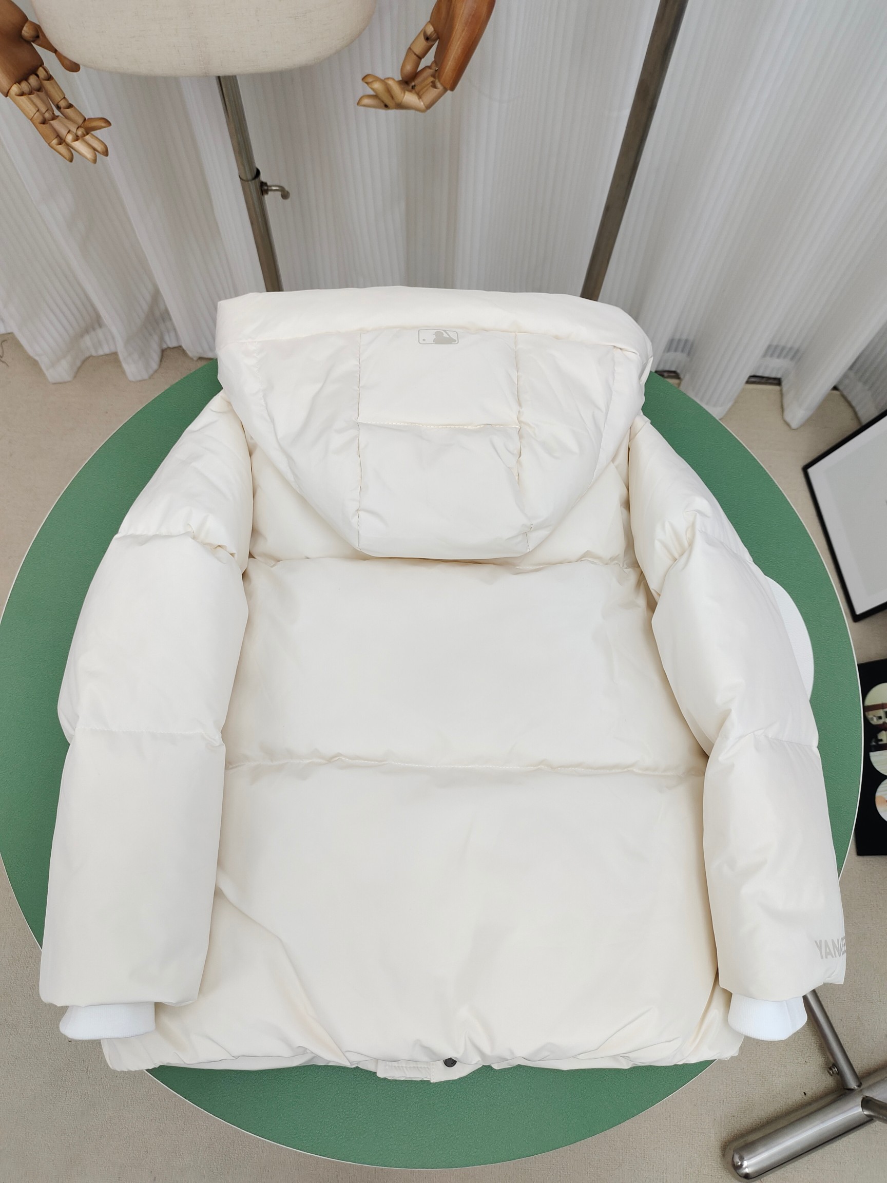 图片[8]-（童装）MLB洋基队冬季亲子工装面包羽绒服 超级轻便保暖。韩国一众明星拿来当团服的，必定是最好的!这款羽绒服用了双层防绒内胆设计，防风性能超强，冬天穿会非常保暖!白鸭绒填充，蓬松度高，零下二十几度穿着也没问题~立领连帽设计走在户外把领子拉到最高，双手插进口袋非常暖和了~ 多功能机能风，多口袋工装系列经典款。防风袖口设计，，上身保护脖子不冰凉，穿上去超级暖和！蓬松度手感极佳，非常厚实。拉链原版定制拉logo链头，胸前小logo 尺码110-160 颜色：黑色，白色，粉色，紫色-选品中心