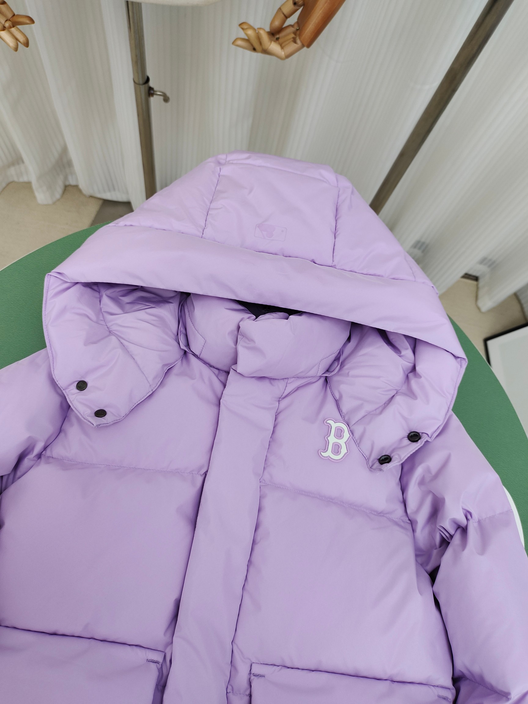 图片[2]-（童装）MLB洋基队冬季亲子工装面包羽绒服 超级轻便保暖。韩国一众明星拿来当团服的，必定是最好的!这款羽绒服用了双层防绒内胆设计，防风性能超强，冬天穿会非常保暖!白鸭绒填充，蓬松度高，零下二十几度穿着也没问题~立领连帽设计走在户外把领子拉到最高，双手插进口袋非常暖和了~ 多功能机能风，多口袋工装系列经典款。防风袖口设计，，上身保护脖子不冰凉，穿上去超级暖和！蓬松度手感极佳，非常厚实。拉链原版定制拉logo链头，胸前小logo 尺码110-160 颜色：黑色，白色，粉色，紫色-选品中心