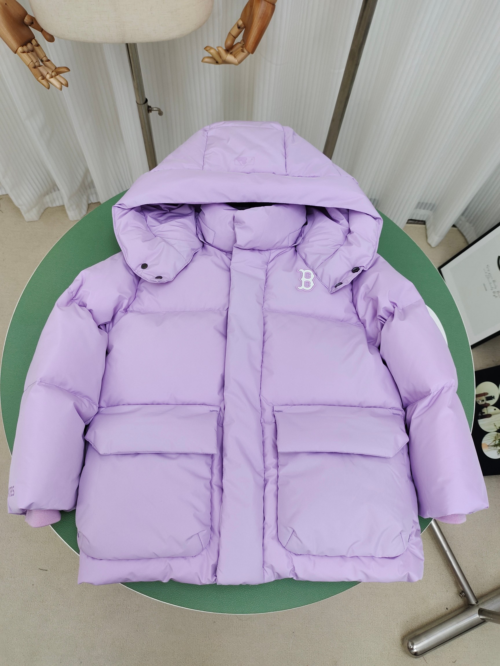 （童装）MLB洋基队冬季亲子工装面包羽绒服 超级轻便保暖。韩国一众明星拿来当团服的，必定是最好的!这款羽绒服用了双层防绒内胆设计，防风性能超强，冬天穿会非常保暖!白鸭绒填充，蓬松度高，零下二十几度穿着也没问题~立领连帽设计走在户外把领子拉到最高，双手插进口袋非常暖和了~ 多功能机能风，多口袋工装系列经典款。防风袖口设计，，上身保护脖子不冰凉，穿上去超级暖和！蓬松度手感极佳，非常厚实。拉链原版定制拉logo链头，胸前小logo 尺码110-160 颜色：黑色，白色，粉色，紫色-选品中心