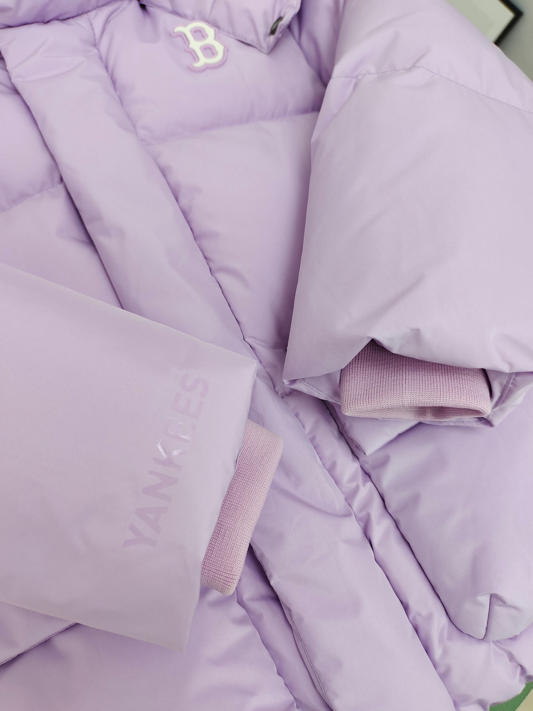 图片[4]-（童装）MLB洋基队冬季亲子工装面包羽绒服 超级轻便保暖。韩国一众明星拿来当团服的，必定是最好的!这款羽绒服用了双层防绒内胆设计，防风性能超强，冬天穿会非常保暖!白鸭绒填充，蓬松度高，零下二十几度穿着也没问题~立领连帽设计走在户外把领子拉到最高，双手插进口袋非常暖和了~ 多功能机能风，多口袋工装系列经典款。防风袖口设计，，上身保护脖子不冰凉，穿上去超级暖和！蓬松度手感极佳，非常厚实。拉链原版定制拉logo链头，胸前小logo 尺码110-160 颜色：黑色，白色，粉色，紫色-选品中心