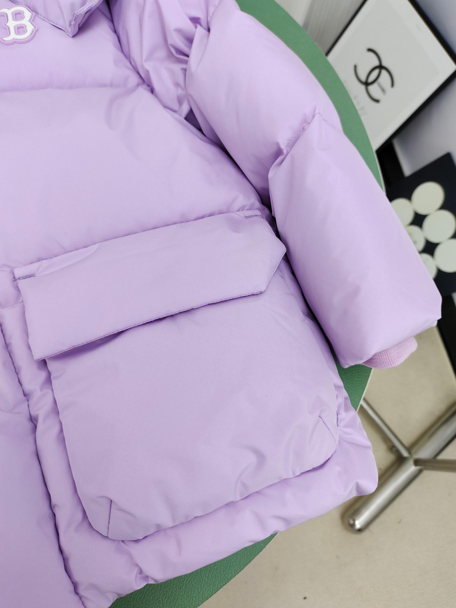 图片[5]-（童装）MLB洋基队冬季亲子工装面包羽绒服 超级轻便保暖。韩国一众明星拿来当团服的，必定是最好的!这款羽绒服用了双层防绒内胆设计，防风性能超强，冬天穿会非常保暖!白鸭绒填充，蓬松度高，零下二十几度穿着也没问题~立领连帽设计走在户外把领子拉到最高，双手插进口袋非常暖和了~ 多功能机能风，多口袋工装系列经典款。防风袖口设计，，上身保护脖子不冰凉，穿上去超级暖和！蓬松度手感极佳，非常厚实。拉链原版定制拉logo链头，胸前小logo 尺码110-160 颜色：黑色，白色，粉色，紫色-选品中心