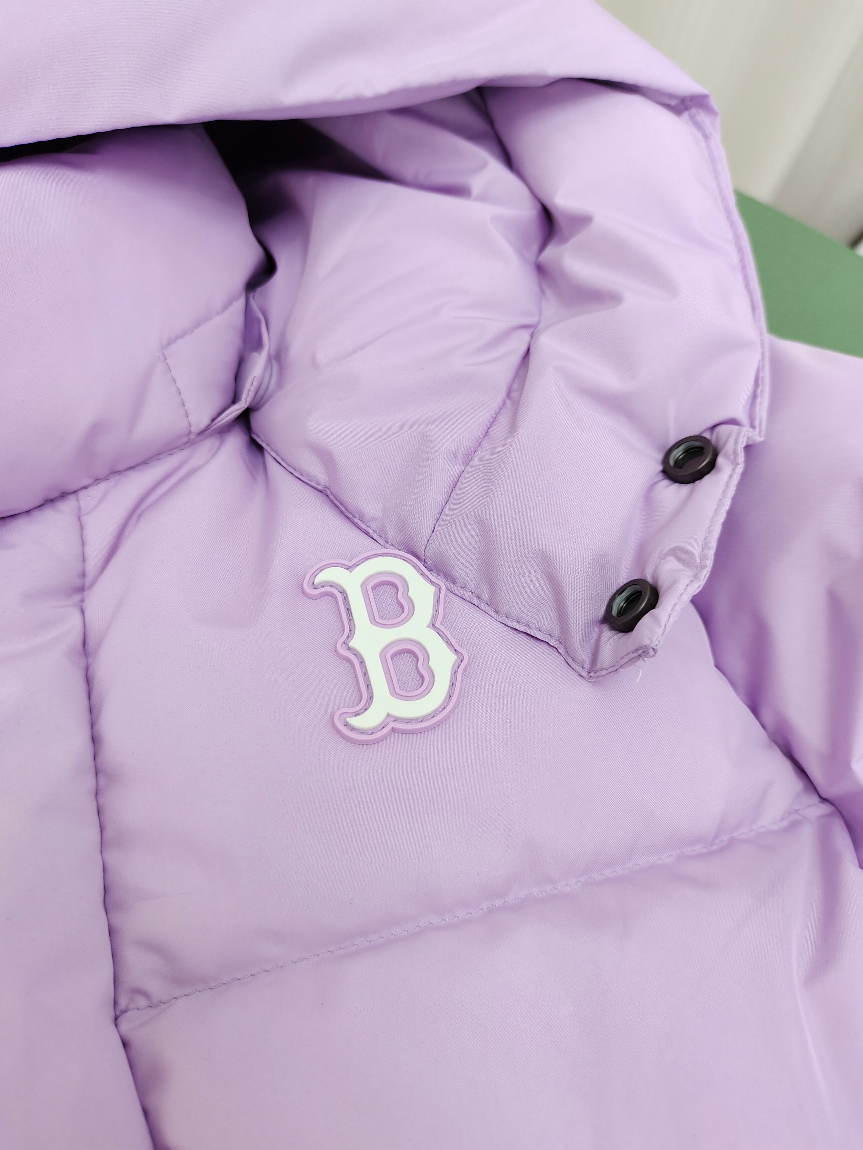 图片[6]-（童装）MLB洋基队冬季亲子工装面包羽绒服 超级轻便保暖。韩国一众明星拿来当团服的，必定是最好的!这款羽绒服用了双层防绒内胆设计，防风性能超强，冬天穿会非常保暖!白鸭绒填充，蓬松度高，零下二十几度穿着也没问题~立领连帽设计走在户外把领子拉到最高，双手插进口袋非常暖和了~ 多功能机能风，多口袋工装系列经典款。防风袖口设计，，上身保护脖子不冰凉，穿上去超级暖和！蓬松度手感极佳，非常厚实。拉链原版定制拉logo链头，胸前小logo 尺码110-160 颜色：黑色，白色，粉色，紫色-选品中心