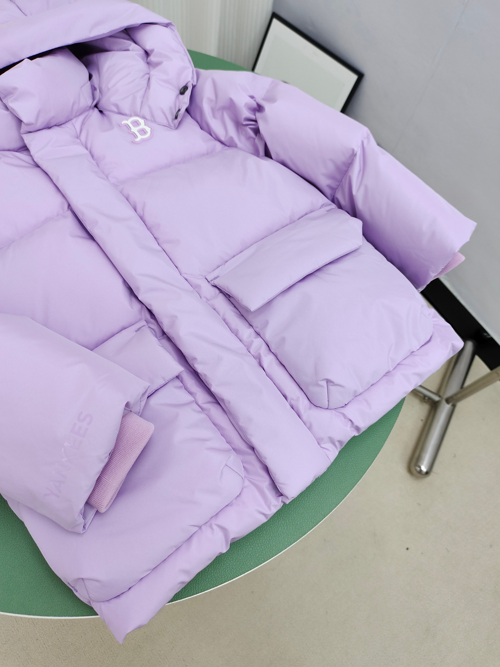 图片[3]-（童装）MLB洋基队冬季亲子工装面包羽绒服 超级轻便保暖。韩国一众明星拿来当团服的，必定是最好的!这款羽绒服用了双层防绒内胆设计，防风性能超强，冬天穿会非常保暖!白鸭绒填充，蓬松度高，零下二十几度穿着也没问题~立领连帽设计走在户外把领子拉到最高，双手插进口袋非常暖和了~ 多功能机能风，多口袋工装系列经典款。防风袖口设计，，上身保护脖子不冰凉，穿上去超级暖和！蓬松度手感极佳，非常厚实。拉链原版定制拉logo链头，胸前小logo 尺码110-160 颜色：黑色，白色，粉色，紫色-选品中心