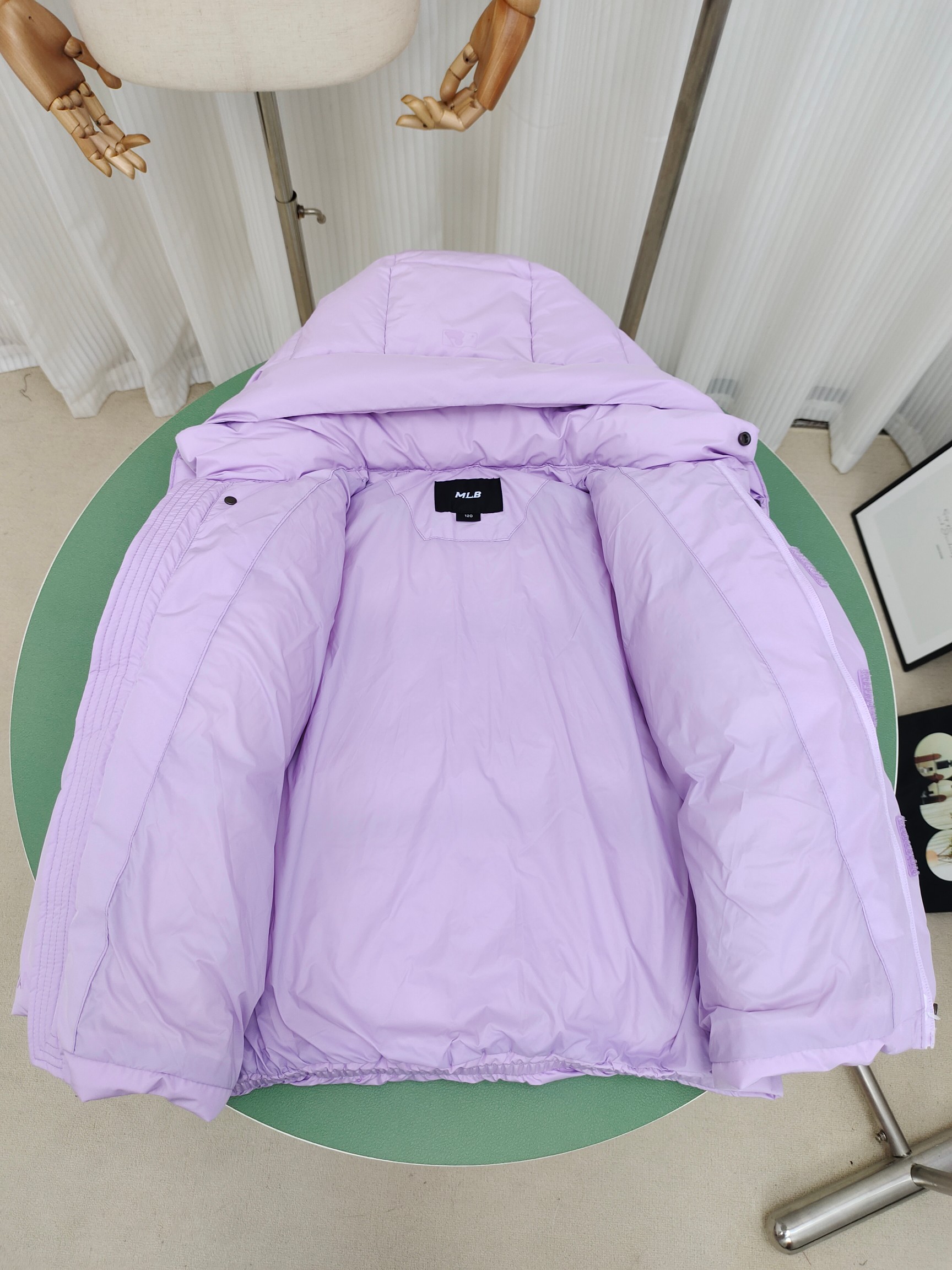 图片[7]-（童装）MLB洋基队冬季亲子工装面包羽绒服 超级轻便保暖。韩国一众明星拿来当团服的，必定是最好的!这款羽绒服用了双层防绒内胆设计，防风性能超强，冬天穿会非常保暖!白鸭绒填充，蓬松度高，零下二十几度穿着也没问题~立领连帽设计走在户外把领子拉到最高，双手插进口袋非常暖和了~ 多功能机能风，多口袋工装系列经典款。防风袖口设计，，上身保护脖子不冰凉，穿上去超级暖和！蓬松度手感极佳，非常厚实。拉链原版定制拉logo链头，胸前小logo 尺码110-160 颜色：黑色，白色，粉色，紫色-选品中心