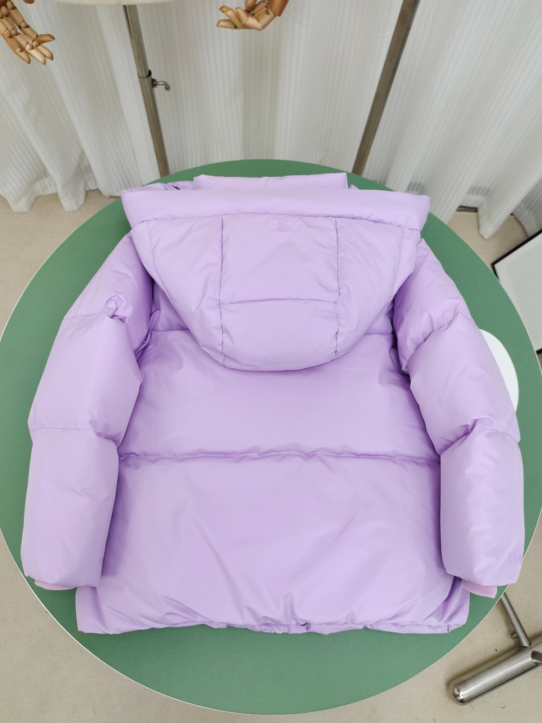 图片[8]-（童装）MLB洋基队冬季亲子工装面包羽绒服 超级轻便保暖。韩国一众明星拿来当团服的，必定是最好的!这款羽绒服用了双层防绒内胆设计，防风性能超强，冬天穿会非常保暖!白鸭绒填充，蓬松度高，零下二十几度穿着也没问题~立领连帽设计走在户外把领子拉到最高，双手插进口袋非常暖和了~ 多功能机能风，多口袋工装系列经典款。防风袖口设计，，上身保护脖子不冰凉，穿上去超级暖和！蓬松度手感极佳，非常厚实。拉链原版定制拉logo链头，胸前小logo 尺码110-160 颜色：黑色，白色，粉色，紫色-选品中心