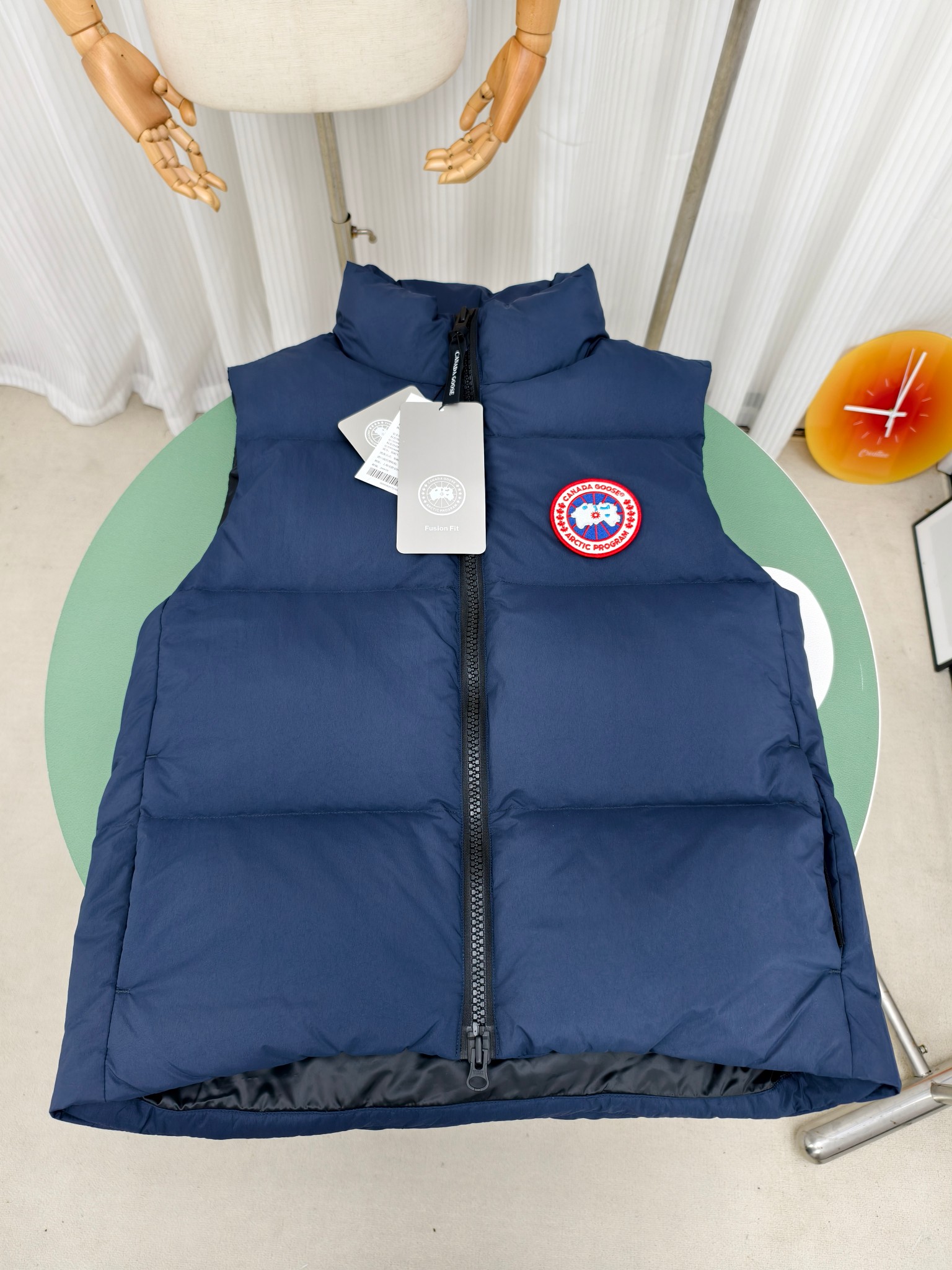 🅿️335 市售最高货 顶级版本🔥 ——2804M款 Canada gooes加拿大鹅Lawrence 羽绒马甲(高版本) Lawrence 羽绒马甲采用耐用的外壳和绗缝衣身,是四季皆宜的常备单品.面料具有耐用的柔软触感.背面下摆较长,可以增强保护.背面反光双条纹抓带.Lawrence 具有精心设计的羽绒填充衣领,可阻挡强风,双向前拉链和更长的后下摆. 颜色:黑色红标 黑色黑标 沙漠色 蔚洋蓝