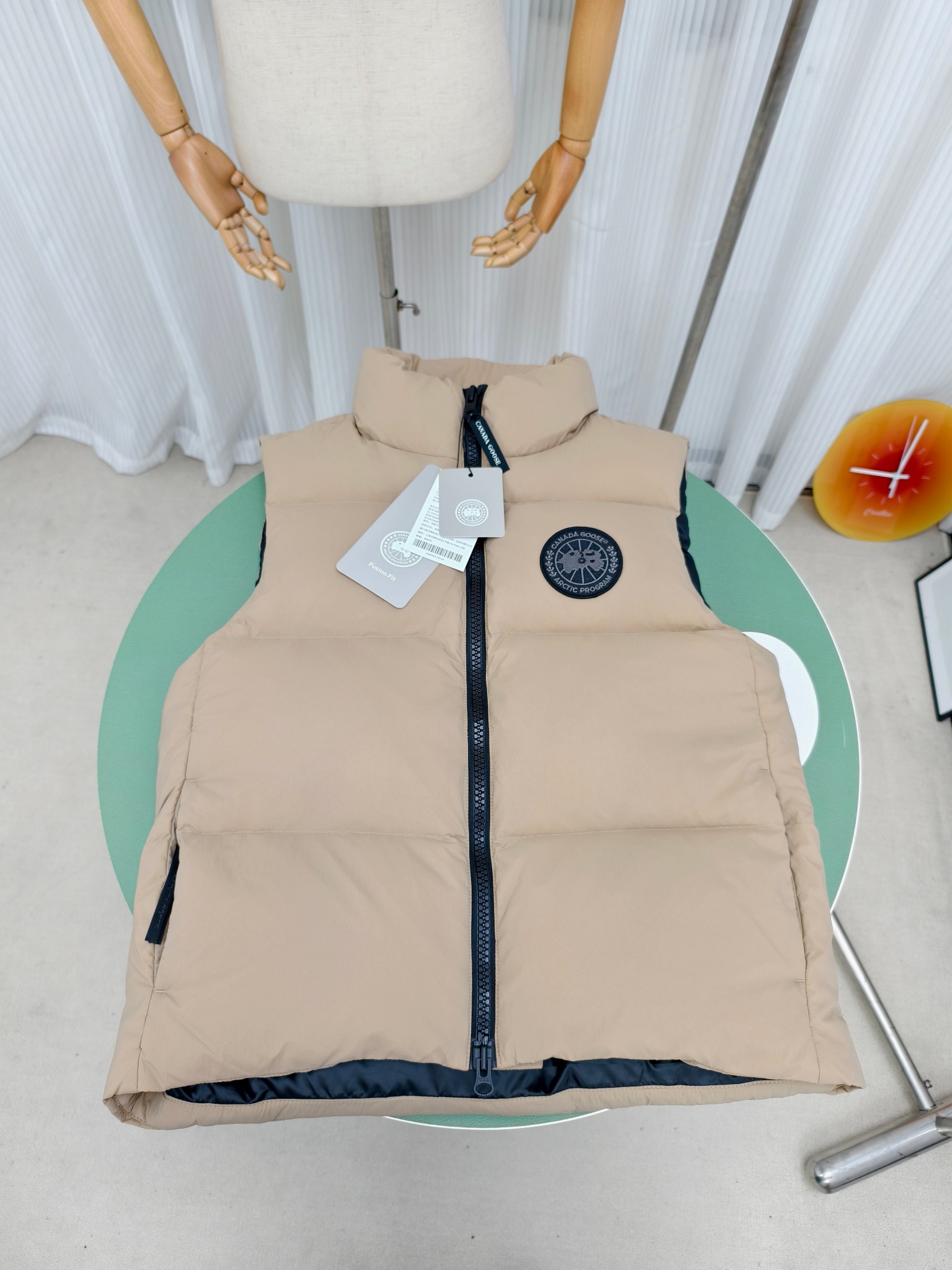 顶级 ——2804M款 Canada gooes加拿大鹅Lawrence 羽绒马甲(高版本) Lawrence 羽绒马甲采用耐用的外壳和绗缝衣身,是四季皆宜的常备单品.面料具有耐用的柔软触感.背面下摆较长,可以增强保护.背面反光双条纹抓带.Lawrence 具有精心设计的羽绒填充衣领,可阻挡强风,双向前拉链和更长的后下摆. ⚠️沙漠色实物颜色更深,与官网颜色一致 颜色:黑色红标 黑色黑标 沙漠色 蔚洋蓝