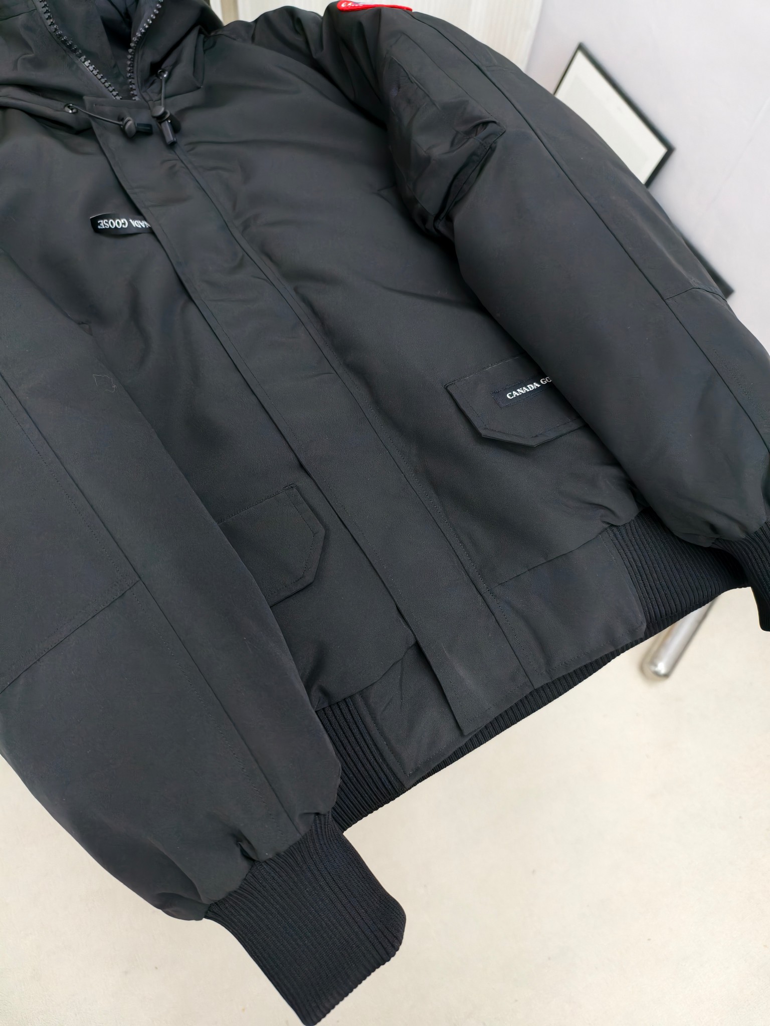 艾宝品质💰(300)顶级
—2050M款/新01款（高版本）
Canada goose 加拿大鹅
Chilliwack 飞行员夹克是我们颇受欢迎的款式之一，升级版采用流线型兜帽细节和经过改良的饰边Chilliwack飞行员夹克起初是为加拿大北部的战后无人区飞行员设计的，它经久耐穿、保暖性佳、方便活动。内里填充白鸭绒，保暖性能更高。Chilliwack的标志性款式，经久流行，是Canada Goose 颇受欢迎的一款夹克。量身定制您的派克大衣，我们各种可互换的兜帽饰边配饰，扩大您兜帽的覆盖面。齐臀长度，针织袖口和下摆飞行员夹克长度适中，令穿着者活动自如。罗纹针织袖口和下摆，提高贴合度并锁住热量。

2050M是老版01款的升级版本

颜色:黑色 灰色 米白 藏青
尺码：XS-2XL